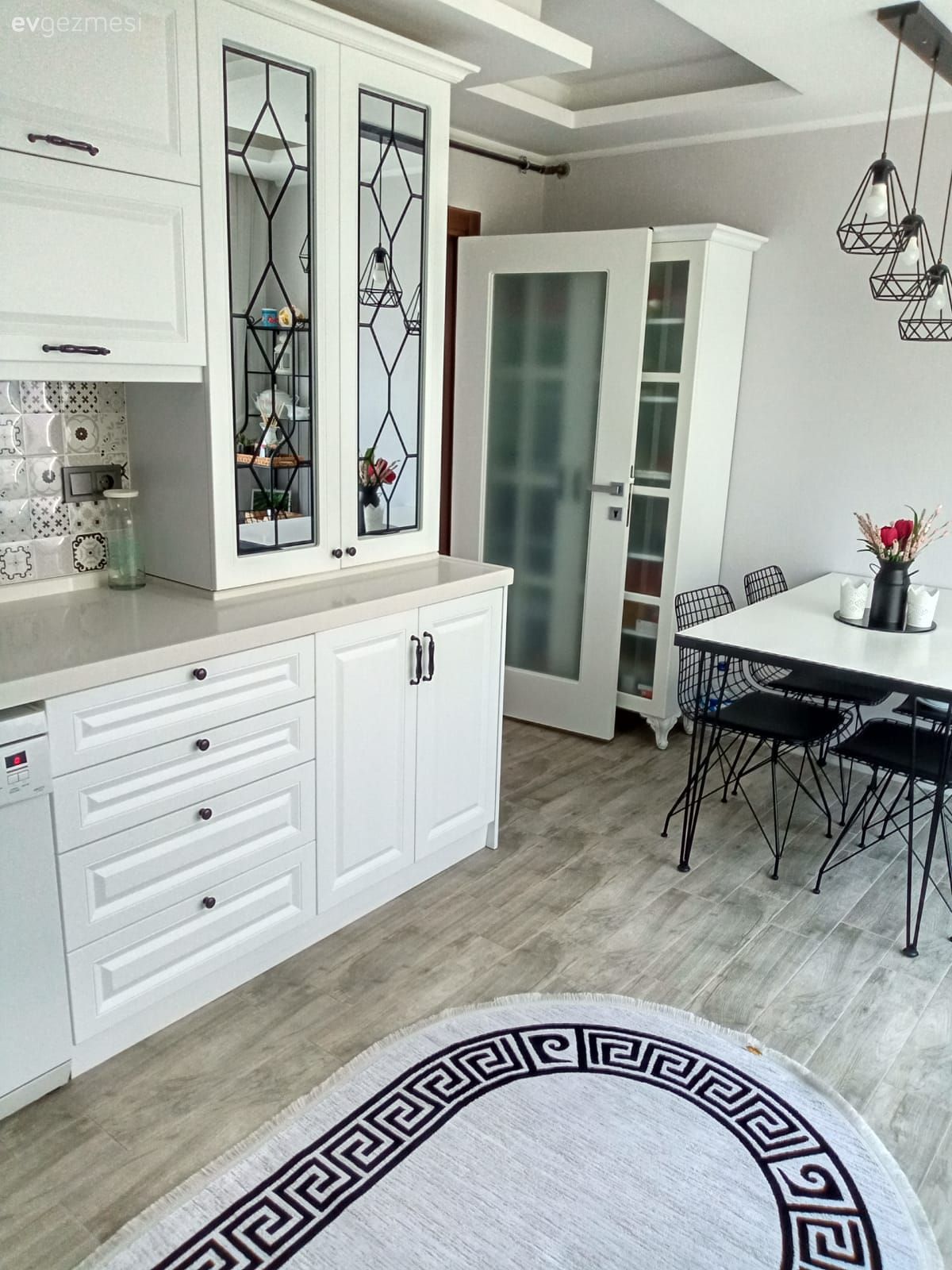 Mutfak, Beyaz mutfak, Beyaz, Siyah, Shaker kapaklı dolaplar, Mutfak tezgahı, Mutfak tezgah arası, Tezgah arası seramik, Mutfak Avize Modelleri, Mutfak halısı, Mutfak aksesuarları, Mutfak masası, Sandalye