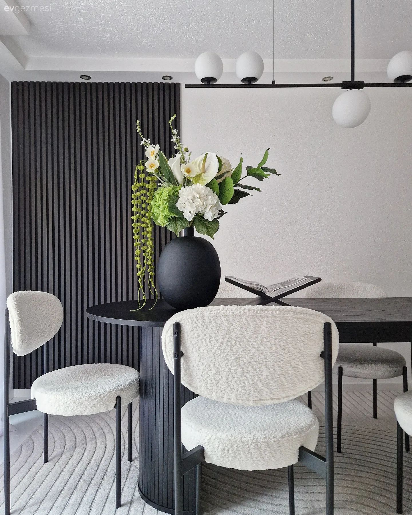 Duvar çıtalama, Beyaz, Siyah, Avize, Aydınlatma, Sandalye, Yemek masası, Dekoratif Objeler, Vazo, Ev Aksesuar