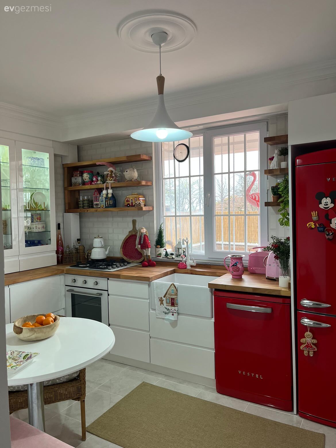 Beyaz ve Ahşabın Ortak Olduğu Bu Mutfağın Yıldızı Kırmızı!