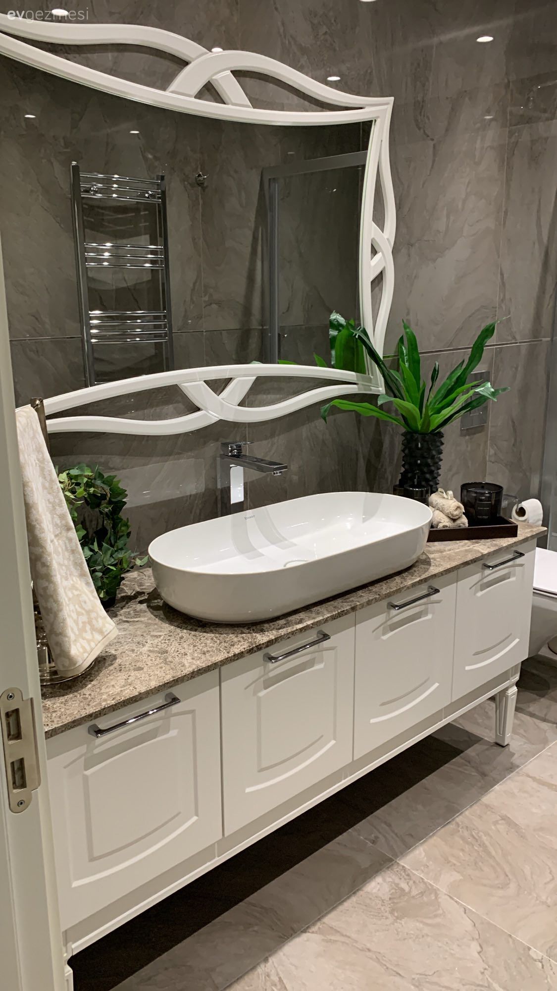 Gri, Beyaz, Banyo, Banyo aynası, Ev bitkisi, Banyo lavabosu, Banyo dolabı, Banyo seramikleri