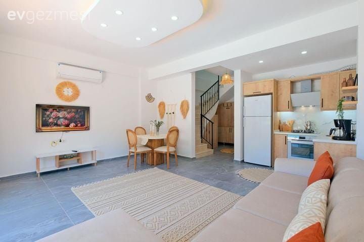 Açık konsept yaşam alanı, Salon, Rustik, Krem, Bej, Ahşap Mobilya, Turuncu, Köşe koltuk, Koltuk takımı, Kırlent, Ev tekstili, Sandalye, Yemek masası, Ahşap mutfak, Mutfak, Spot aydınlatma, Aydınlatma, Salon halısı, Dekoratif Objeler