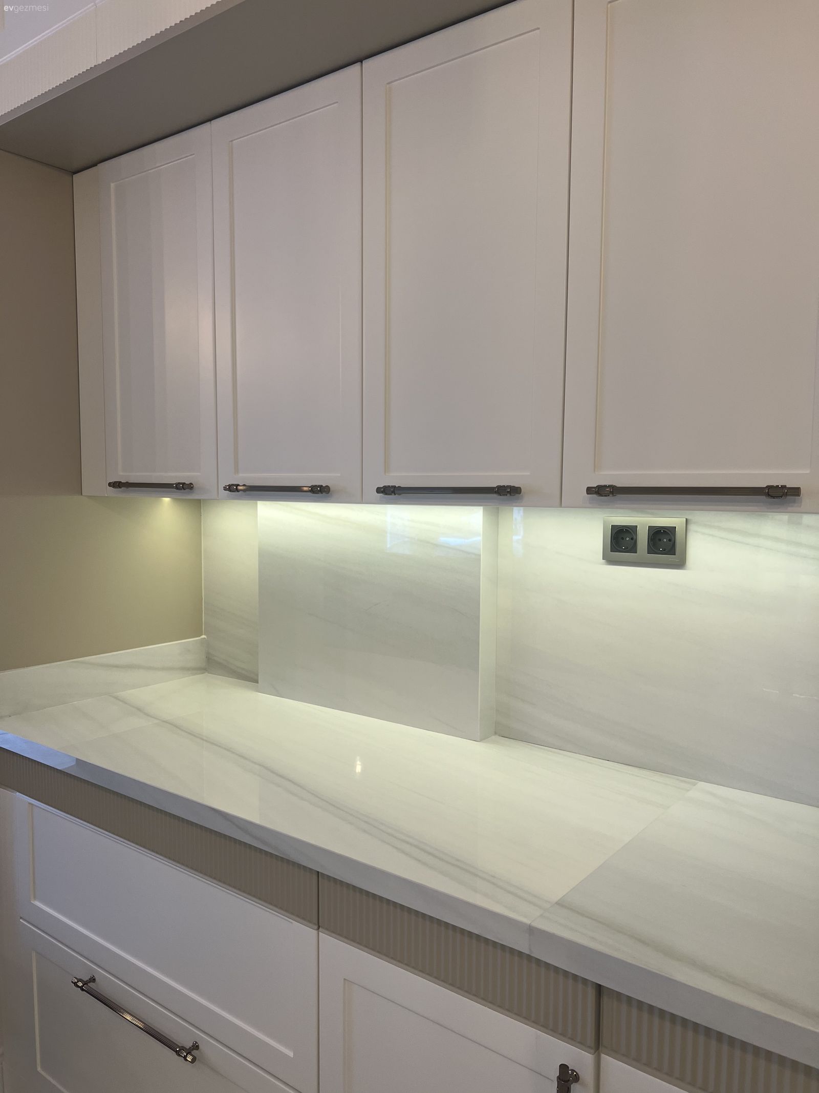 Mutfak, Beyaz, Modern mutfak, Mutfak tezgahı, Mutfak tezgah arası, Davlumbaz, Mutfak zemin seramikleri, Tezgah arası seramik