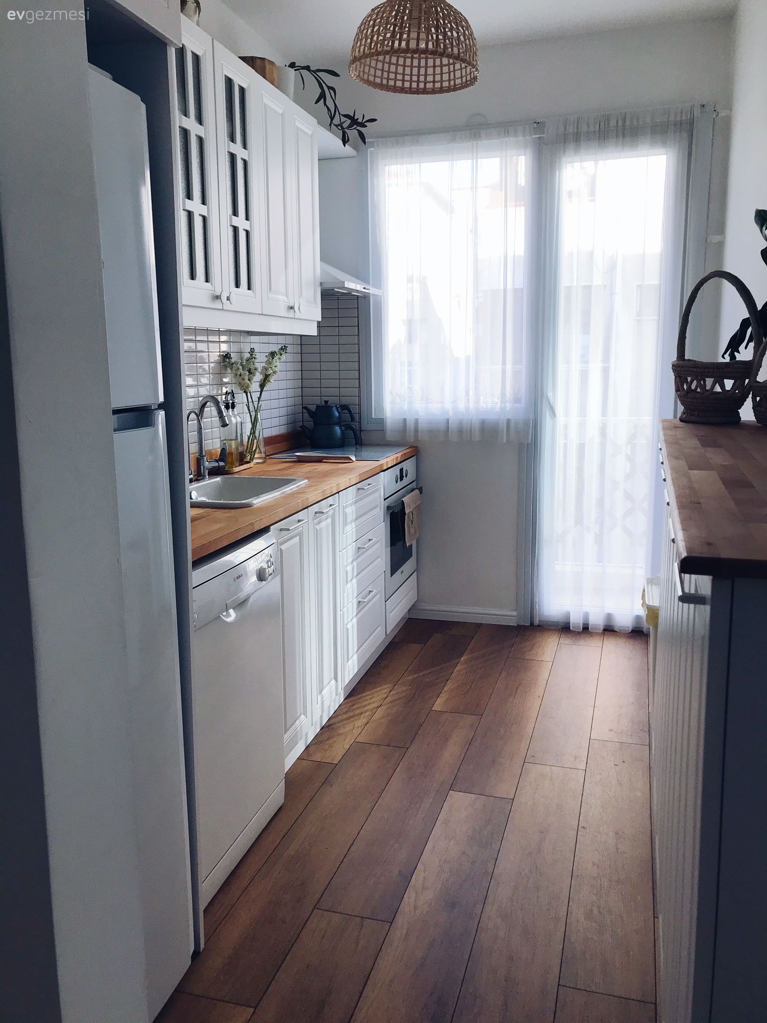 Mutfak, Beyaz, İskandinav, Beyaz ve ahşap mutfak, Shaker kapaklı dolaplar, Ahşap mutfak tezgahı, Mutfak tezgahı, Metro seramik, Seramik, Parke