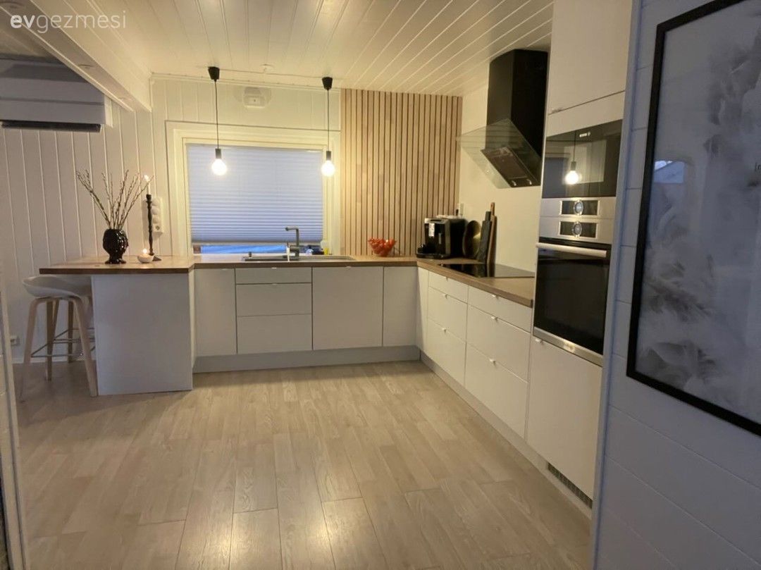 Mutfak, Beyaz, Siyah, Mutfak tezgahı, Mutfak tezgah arası, Tezgah arası seramik, Lambri, Lambri tavan, Davlumbaz, Mutfak yarım adası, Ankastre, Mutfak Avize Modelleri, Vazo, Ev Aksesuar, Sandalye