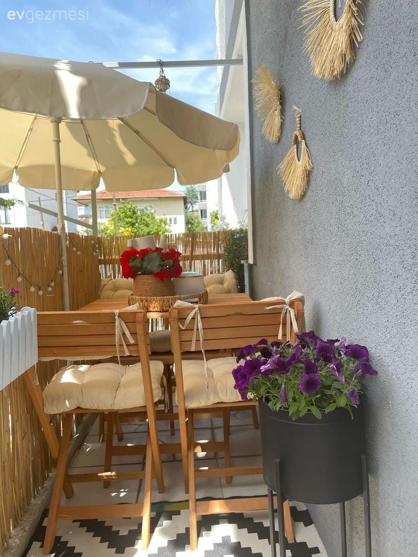 Balkon halısı, Bambu çit, Gri duvar, Ev bitkisi, Sandalye, Balkon masası, Balkon çiçekleri