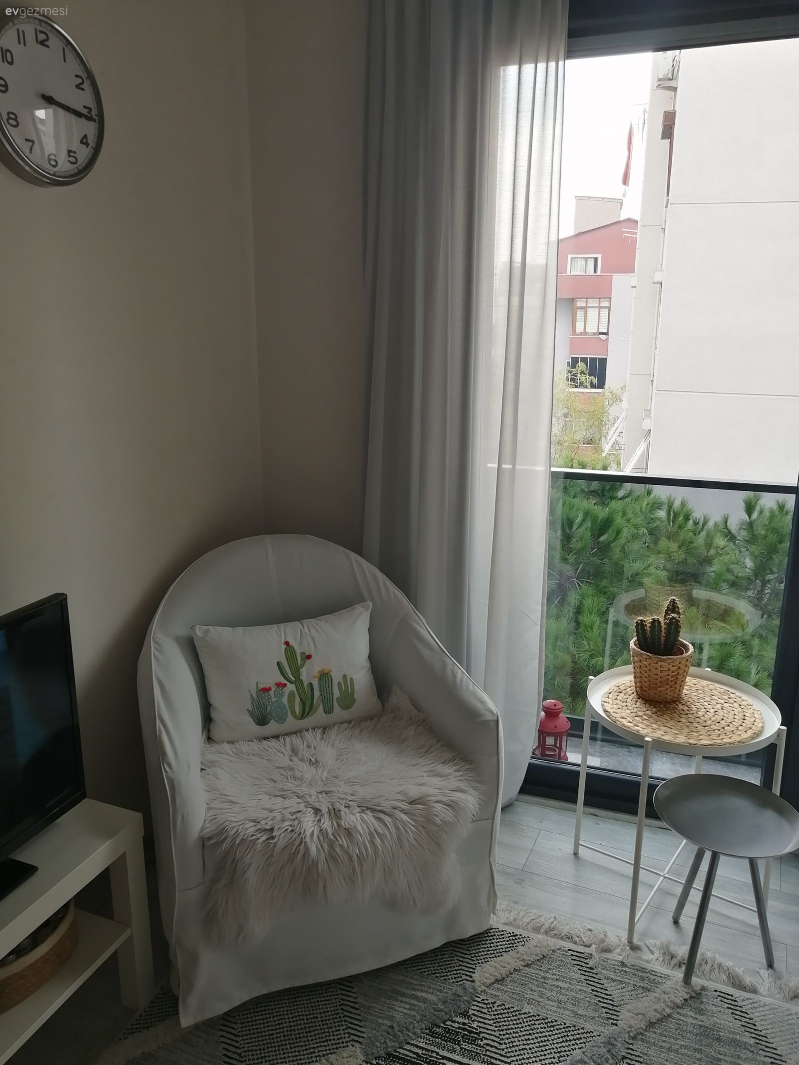 Berjer, Beyaz, Halı, Gri, Tül perde, Perde