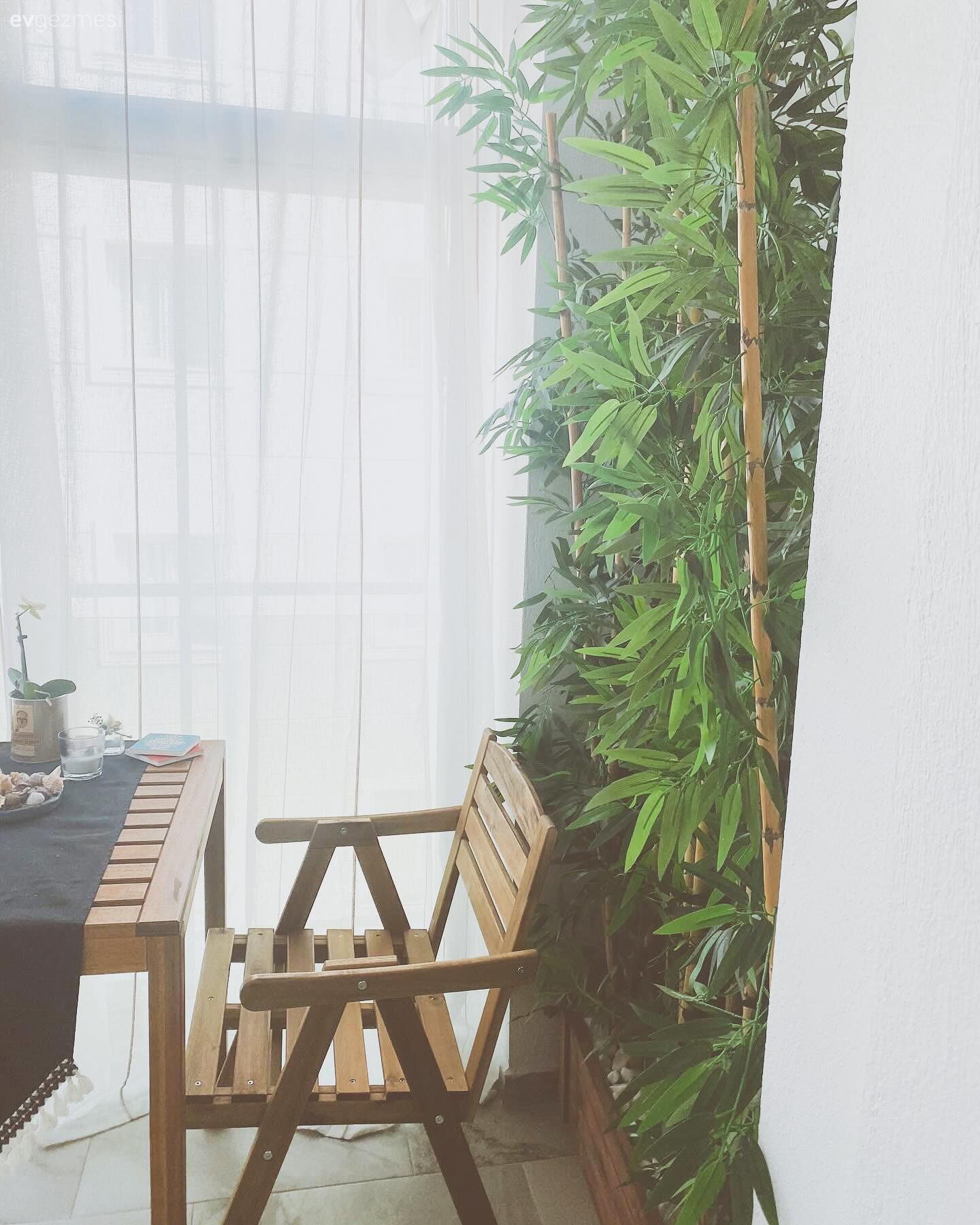 Balkon, Balkon masası, Sandalye, Tül perde, Perde, Ev bitkisi