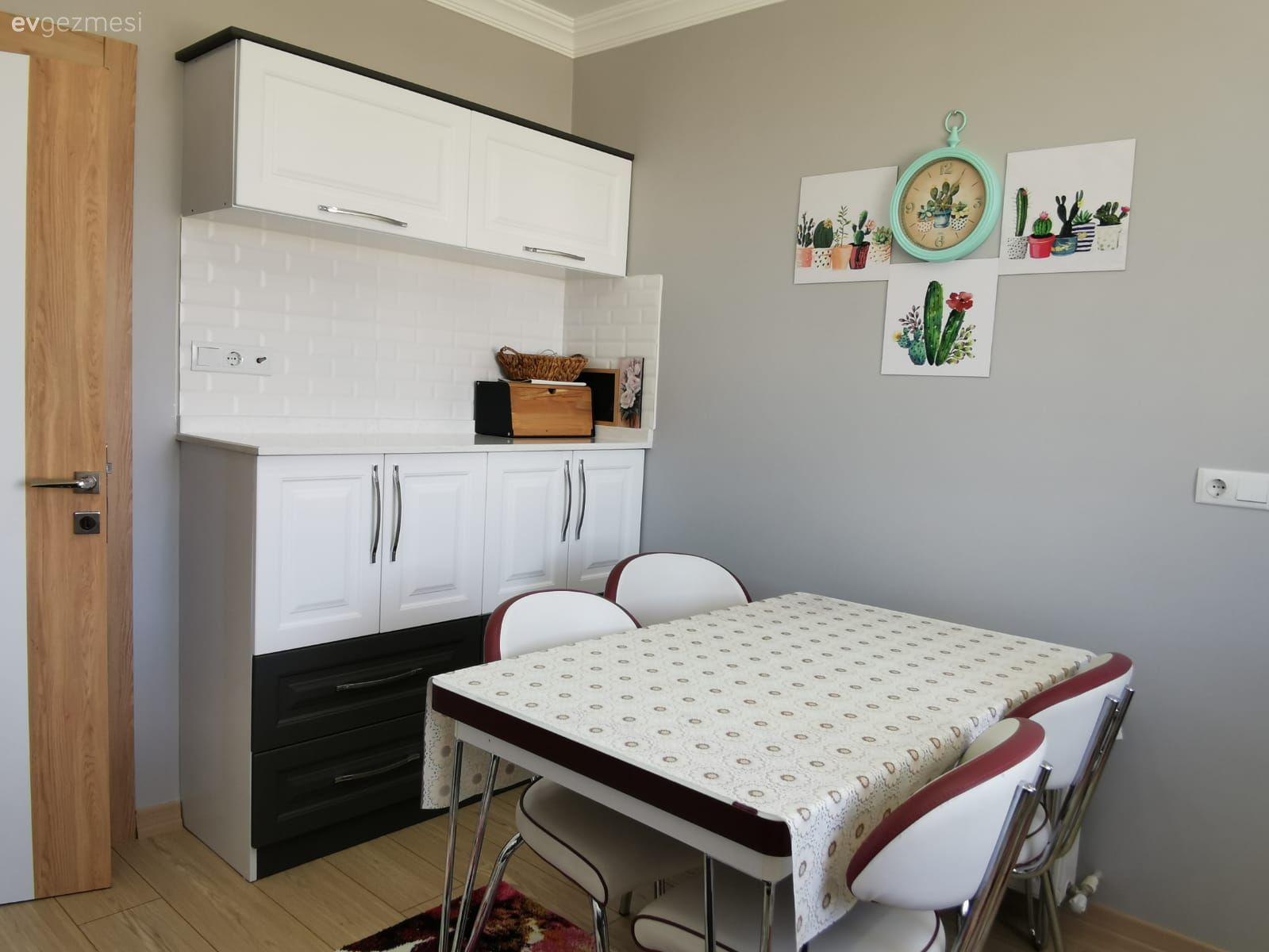 Mutfak, Beyaz, Siyah, Ekstra mutfak dolabı, Mutfak duvar dekorasyonu