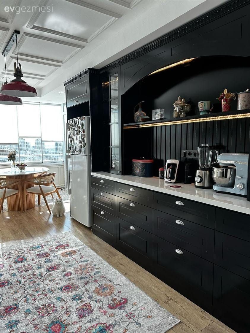 Bu Adana Mutfağında Gri ve Siyahın Uyumuna Kırmızı Vurgusu Katılmış!