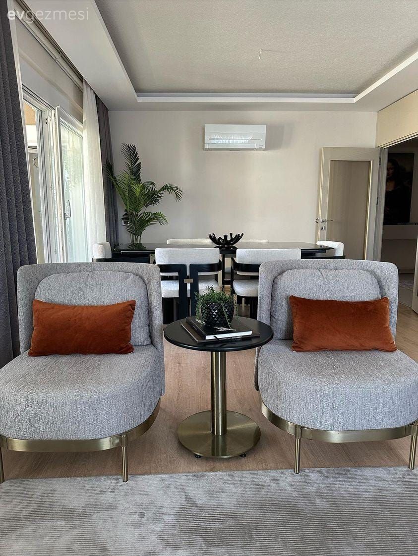 Salon, Modern, Bej, Turuncu, Yan sehpa, Sehpa, Fon perde, Perde, Tül perde, Sandalye, Yemek masası, Saksı, Ev bitkisi, Kırlent, Ev tekstili, Halı, Salon halısı