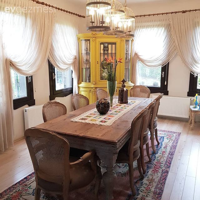 Yemek Odası, Eklektik, Ahşap Mobilya, Sarı, Kahverengi, Halı, Yemek masası, Sandalye, Vitrin, El dokuma halı, Parke, Tül perde, Perde, Avize, Aydınlatma