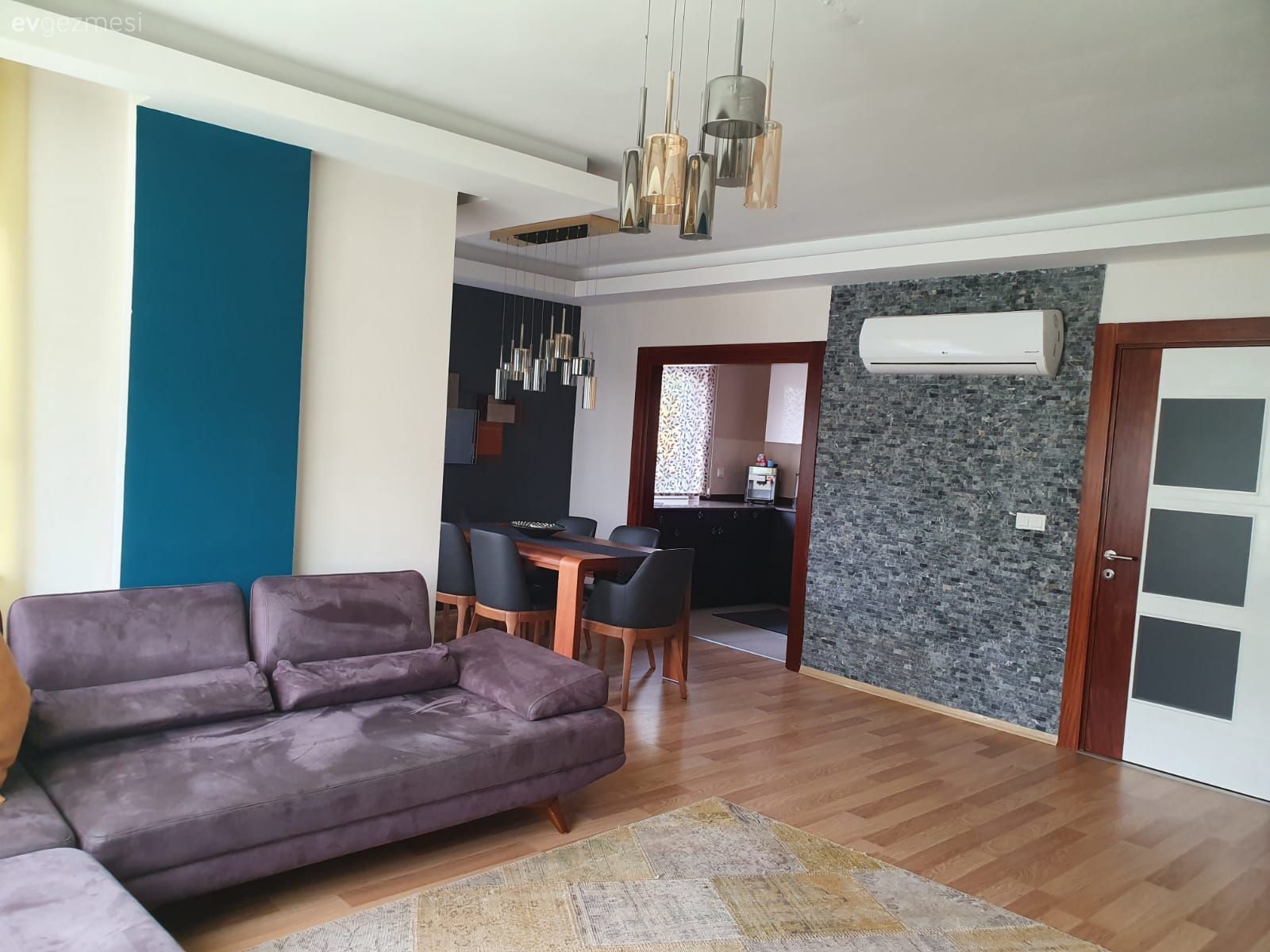 Salon, Modern, Büyük salon, Mavi duvar, Gri, Sarı, Köşe koltuk, Koltuk takımı, Halı, Tül perde, Perde, Avize, Aydınlatma, Salon avizesi, Kırlent, Ev tekstili, Yemek masası, Sandalye, Duvar dekorasyonu, Dubleks evler