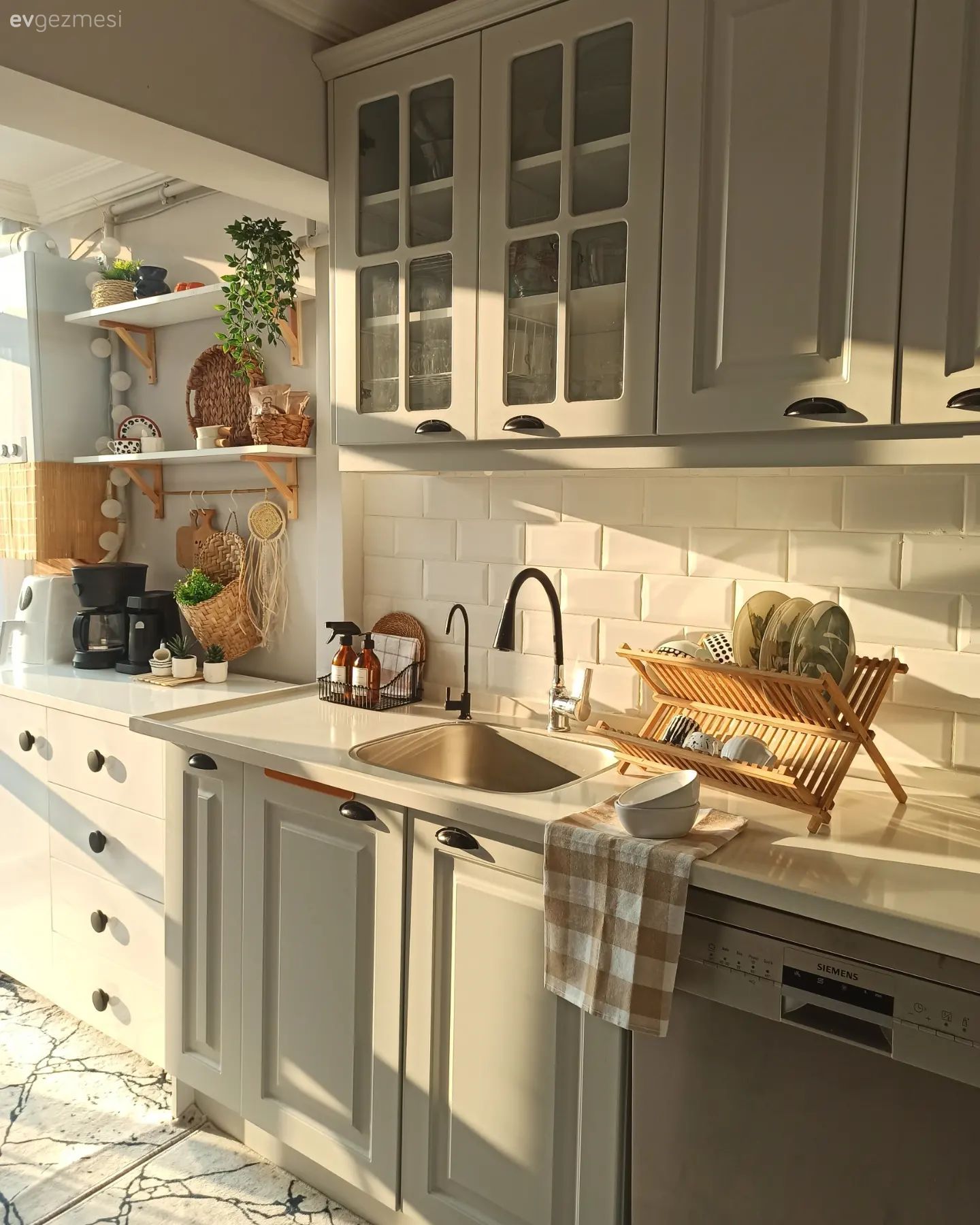 Mutfak, Beyaz, Country mutfak, Shaker kapaklı dolaplar, Mutfak tezgahı, Metro seramik, Seramik, Mutfak tezgah arası, Mutfak aksesuarları, Mutfak rafı