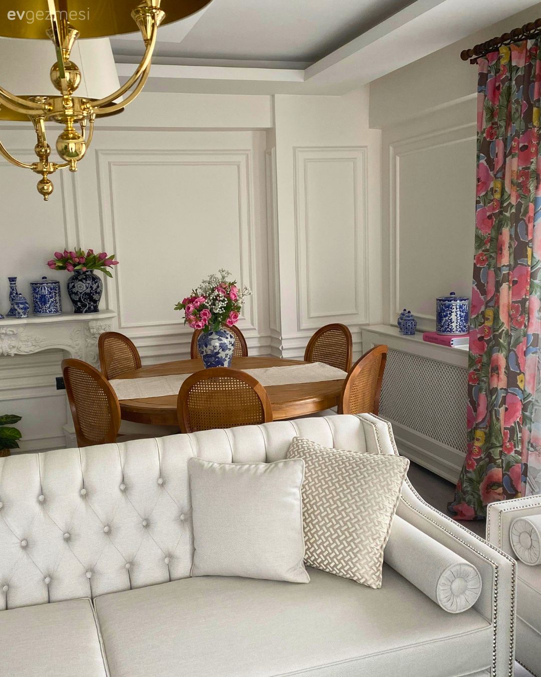 Salon, Country, Beyaz, Krem, Bej, Pembe, Ahşap Mobilya, Koltuk takımı, Sandalye, Yemek masası, Çiçekli desen, Desenler, Fon perde, Perde, Duvar çıtalama, Avize, Aydınlatma, Altın, Dekoratif Objeler, Dekoratif şömine, Vazo, Ev Aksesuar