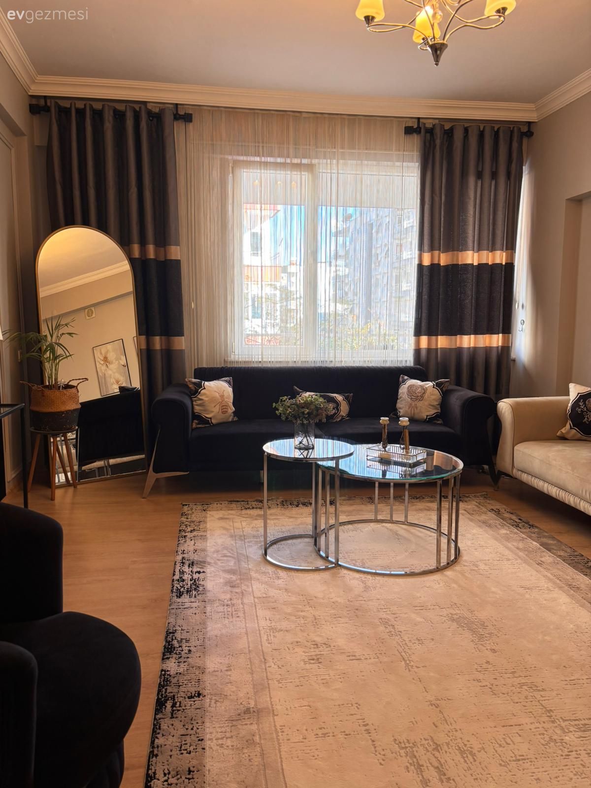 Bu Salonda Modern Parçalar Art Deko Detaylarla Zenginleşmiş