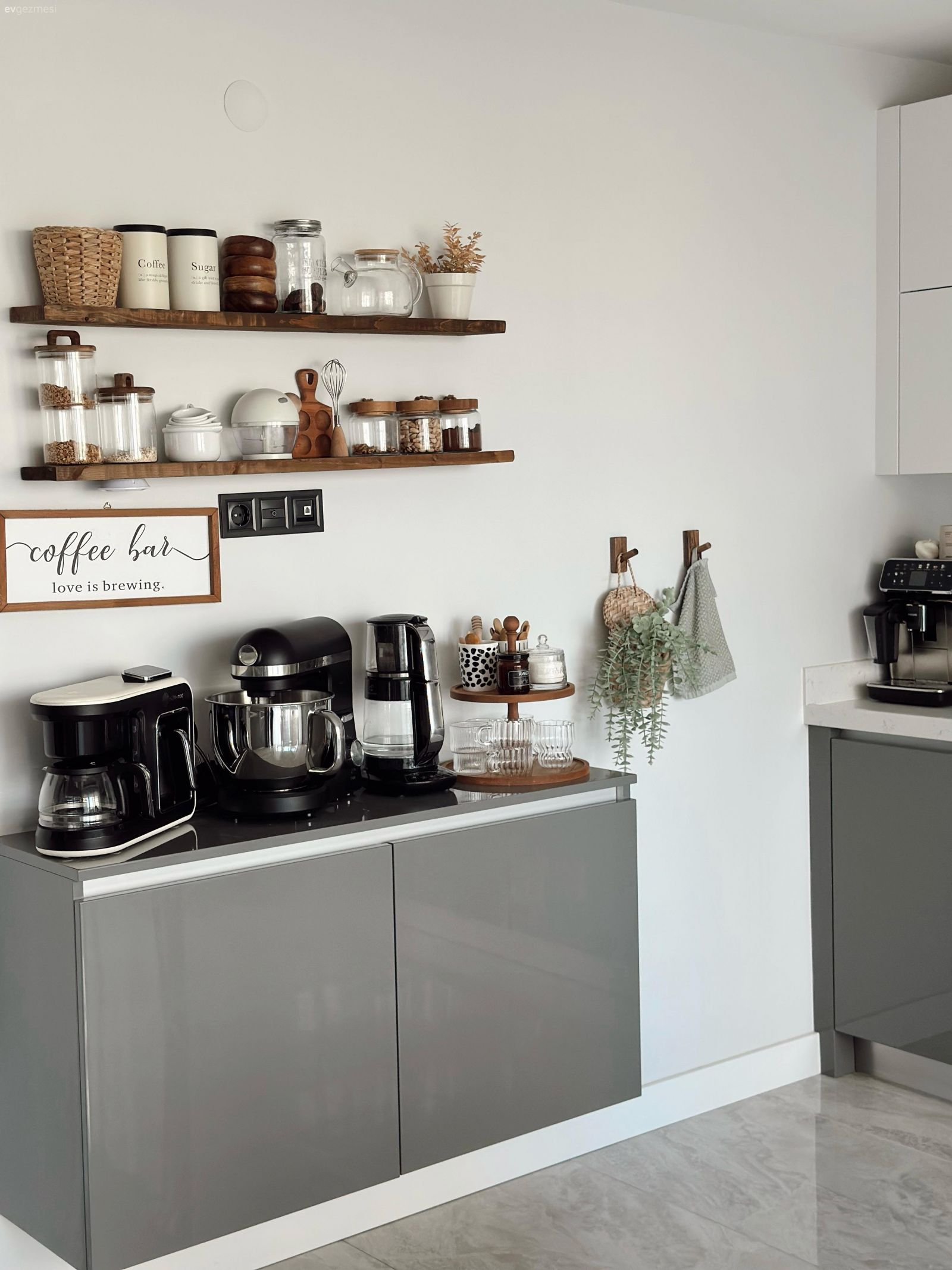 Gri, Beyaz, Kahve köşesi, Duvar rafı, Duvar dekorasyonu, Mutfak aksesuarları, Mutfak