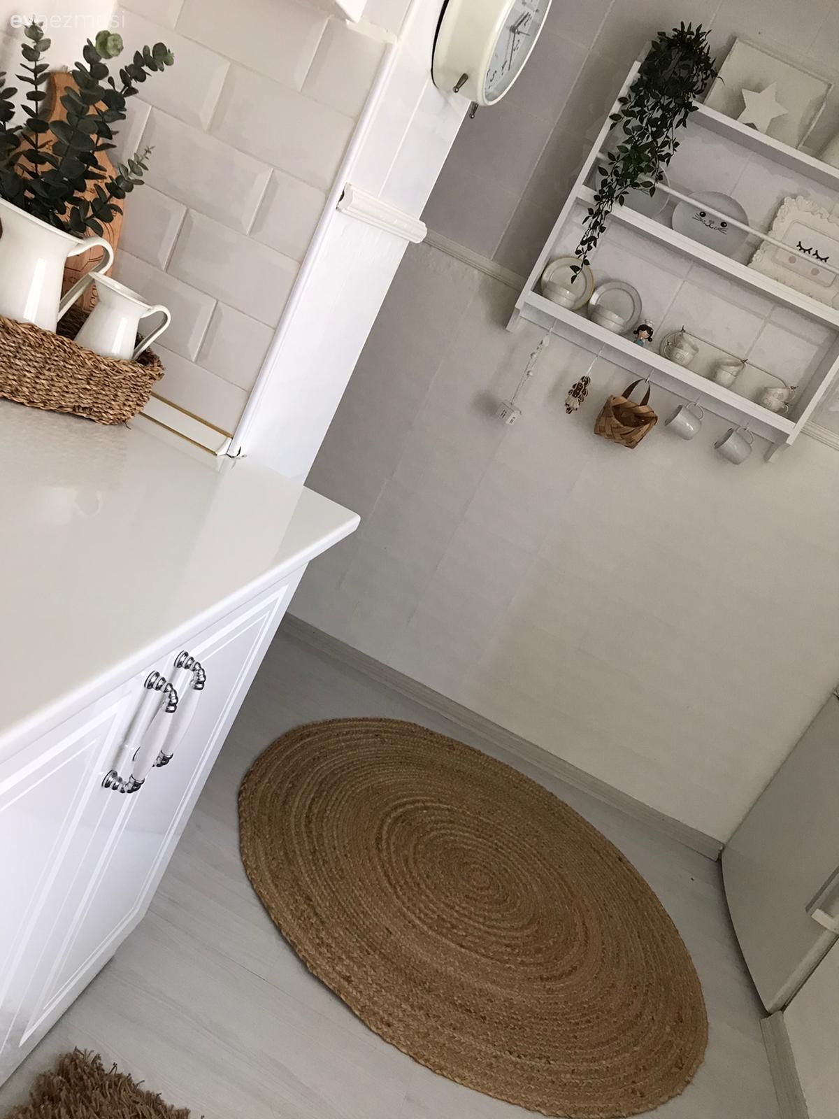 Beyaz mutfak, Mutfak, Jüt halı, Halı, Mutfak rafı, Tezgah arası seramik, Mutfak tezgah arası, Yuvarlak halı