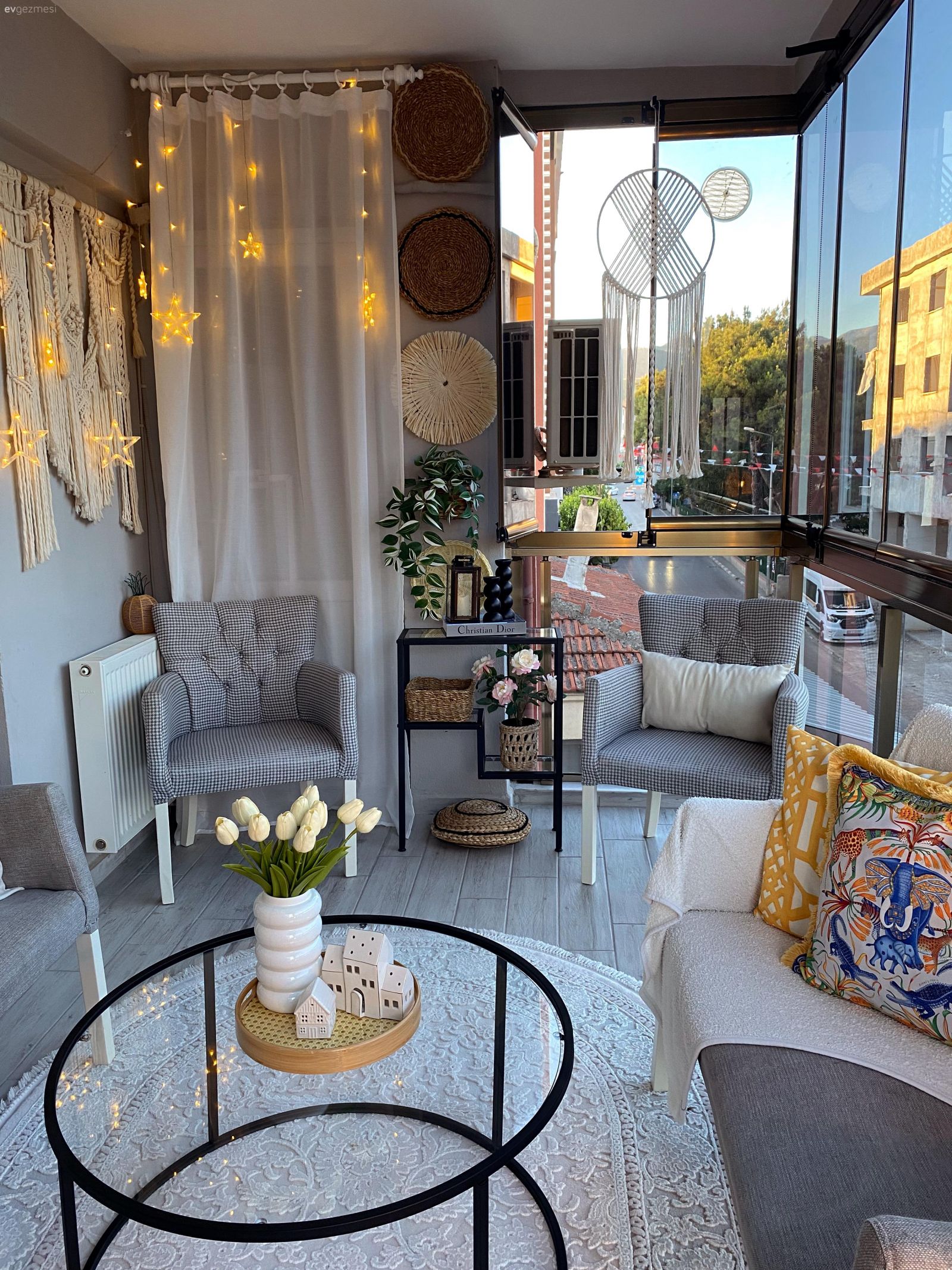 Bu İzmir Evinde Mutfak ve Balkon Keyif Konusunda Birbiriyle Yarışıyor!