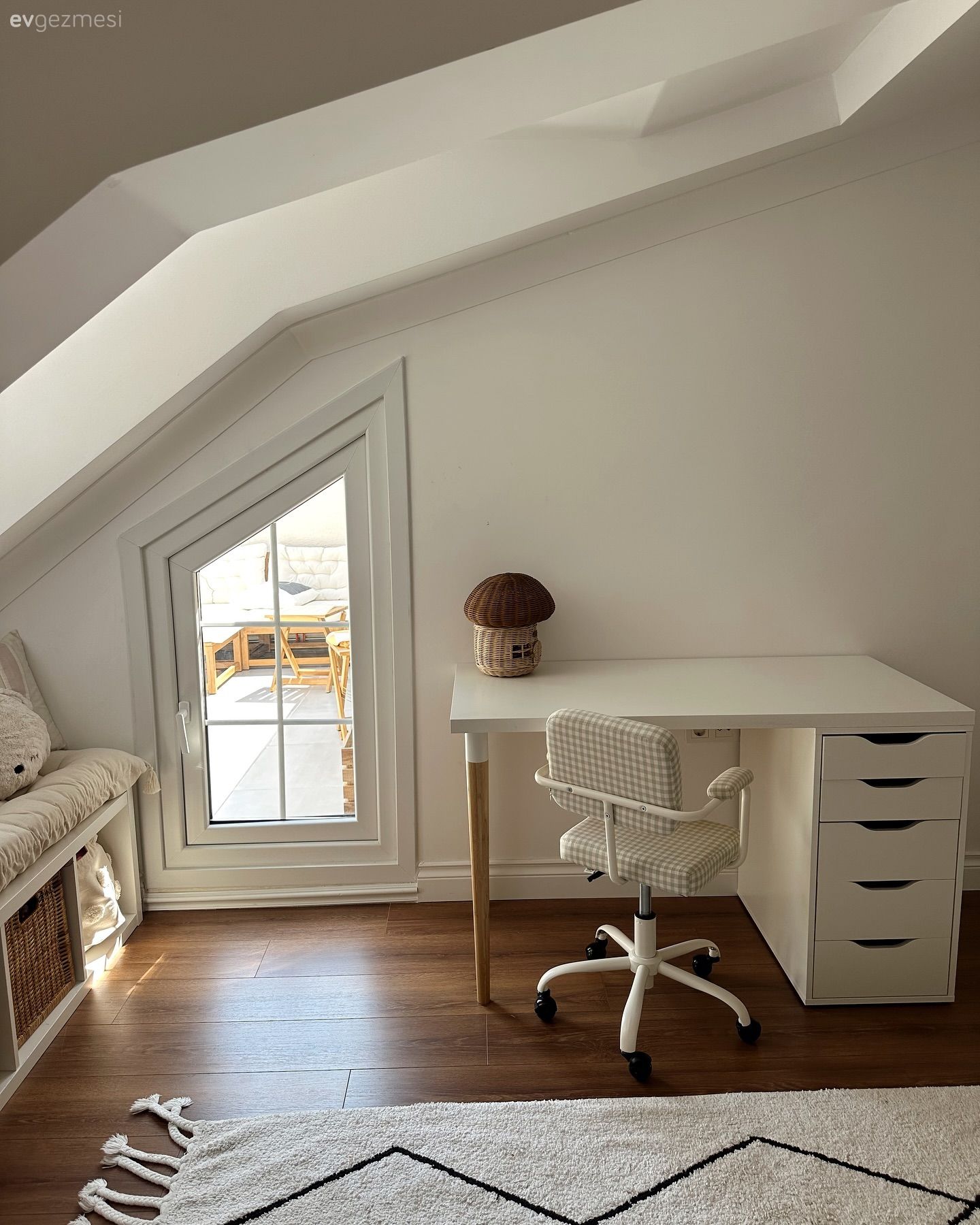 Ferah Tonlardan Şaşmayan Bu Ev Yeniliklere Hep Açık!