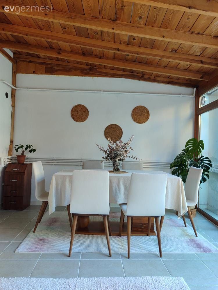 Kapalı teras, Beyaz, Hasır, Sandalye, Yemek masası, Ev bitkisi, Halı