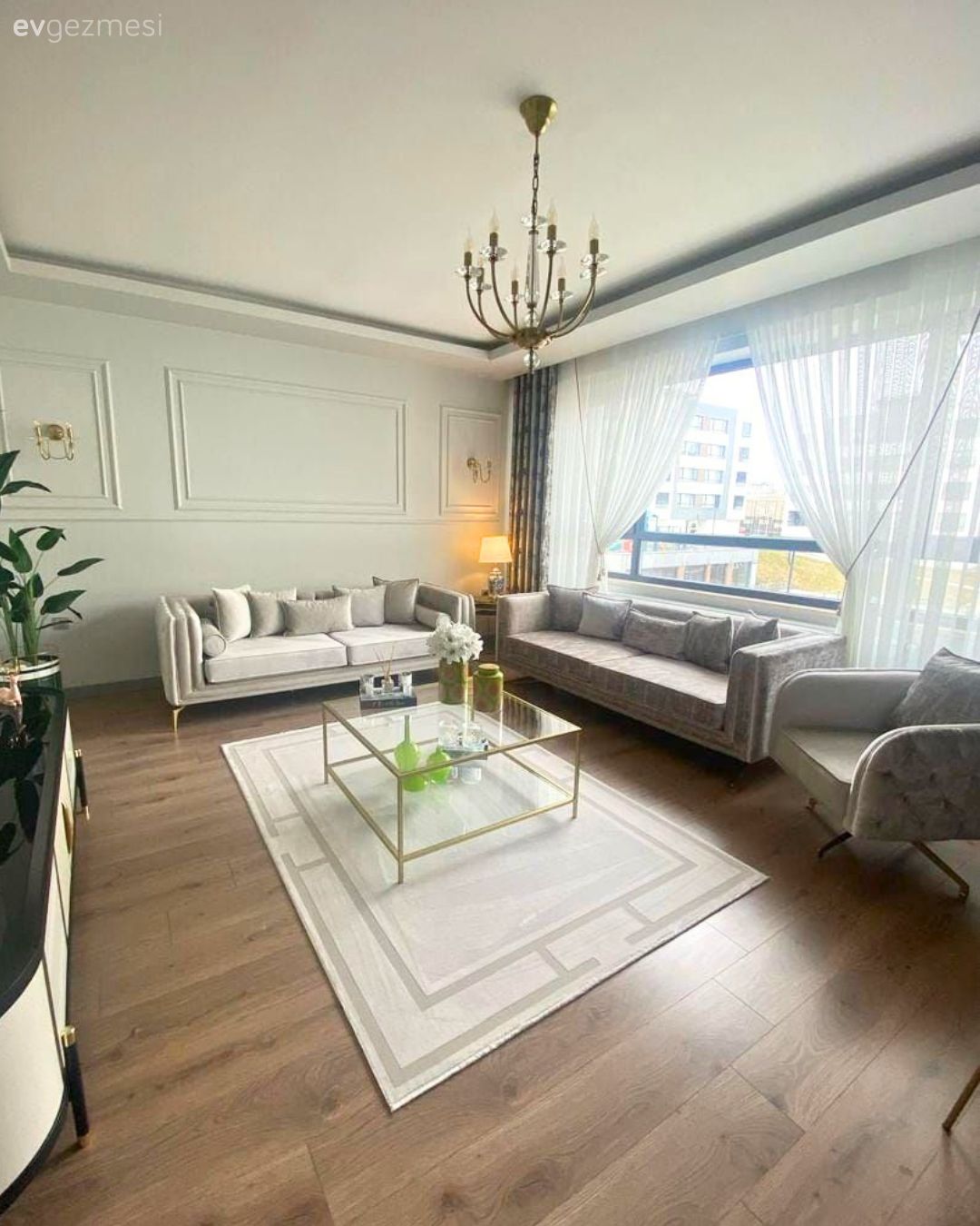 Salon, Modern, Beyaz, Bej, Gri, Koltuk takımı, Tül perde, Perde, Duvar çıtalama, Berjer, Halı, Salon halısı, Cam orta sehpa, Orta sehpa, Parke, Ev bitkisi, Avize, Aydınlatma, Salon avizesi, Tv ünitesi, Tv ünitesi aksesuarları, Ev Aksesuar, Kırlent, Ev tekstili, Dekoratif Objeler, Altın, Yeşil, Art deko