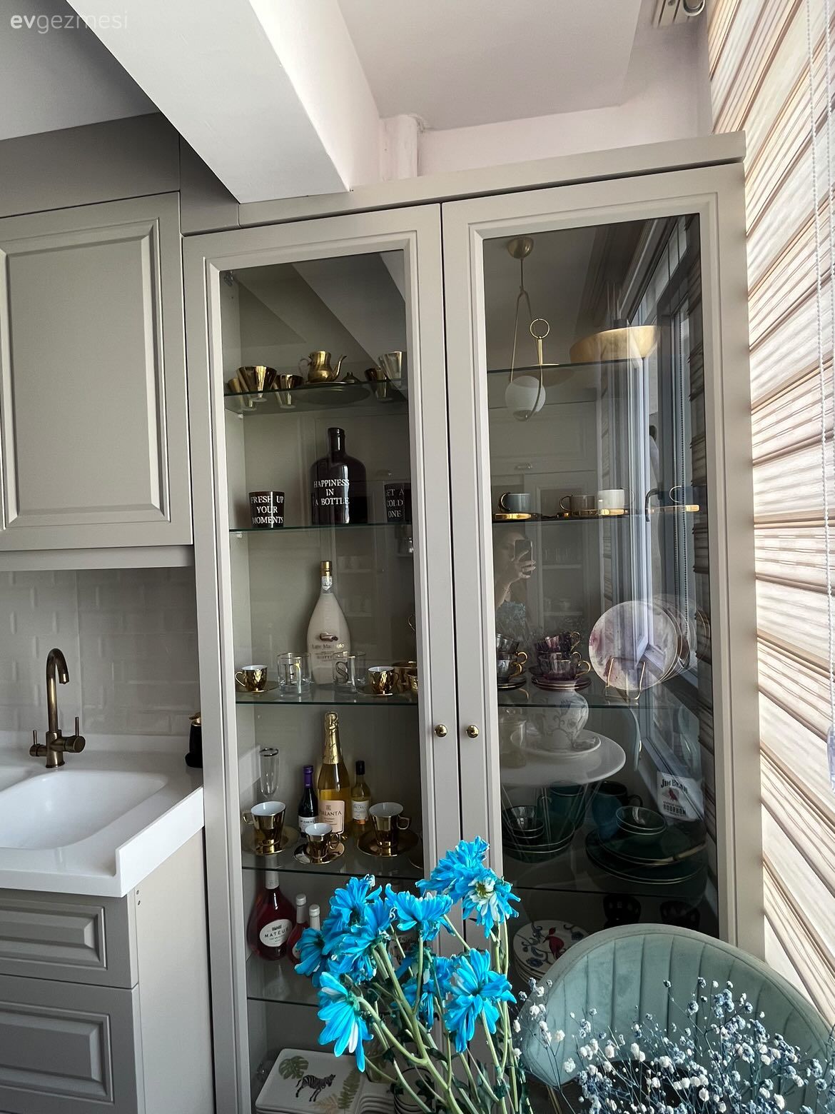 Bu Antalya Evinde Zeminler Nötr, Vurgular Çok Canlı