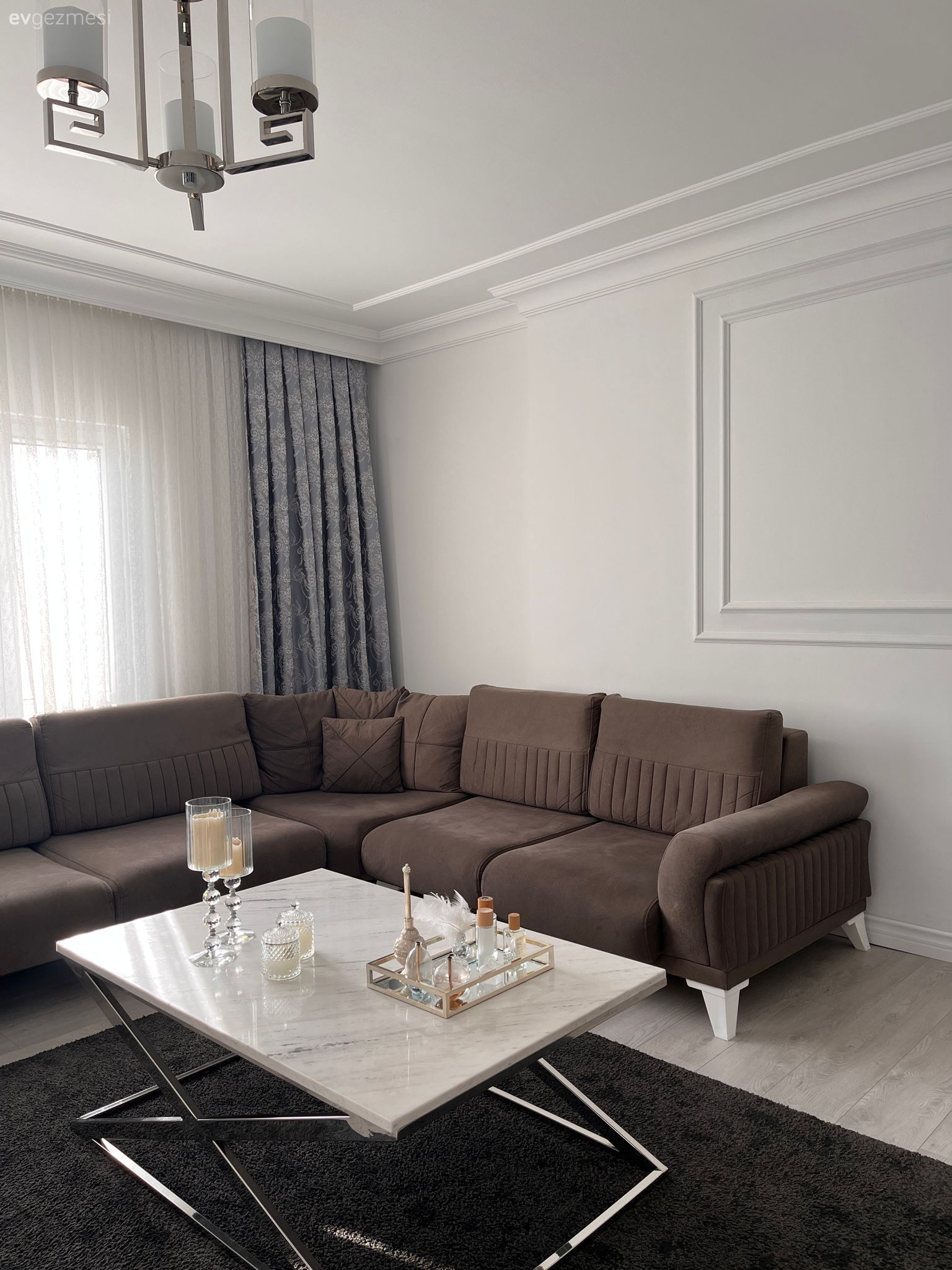 Salon, Modern, Beyaz, Kahverengi, Gri, Siyah, Fon perde, Perde, Tül perde, Duvar çıtalama, Orta sehpa, Sehpa, Halı, Salon halısı, Avize, Aydınlatma