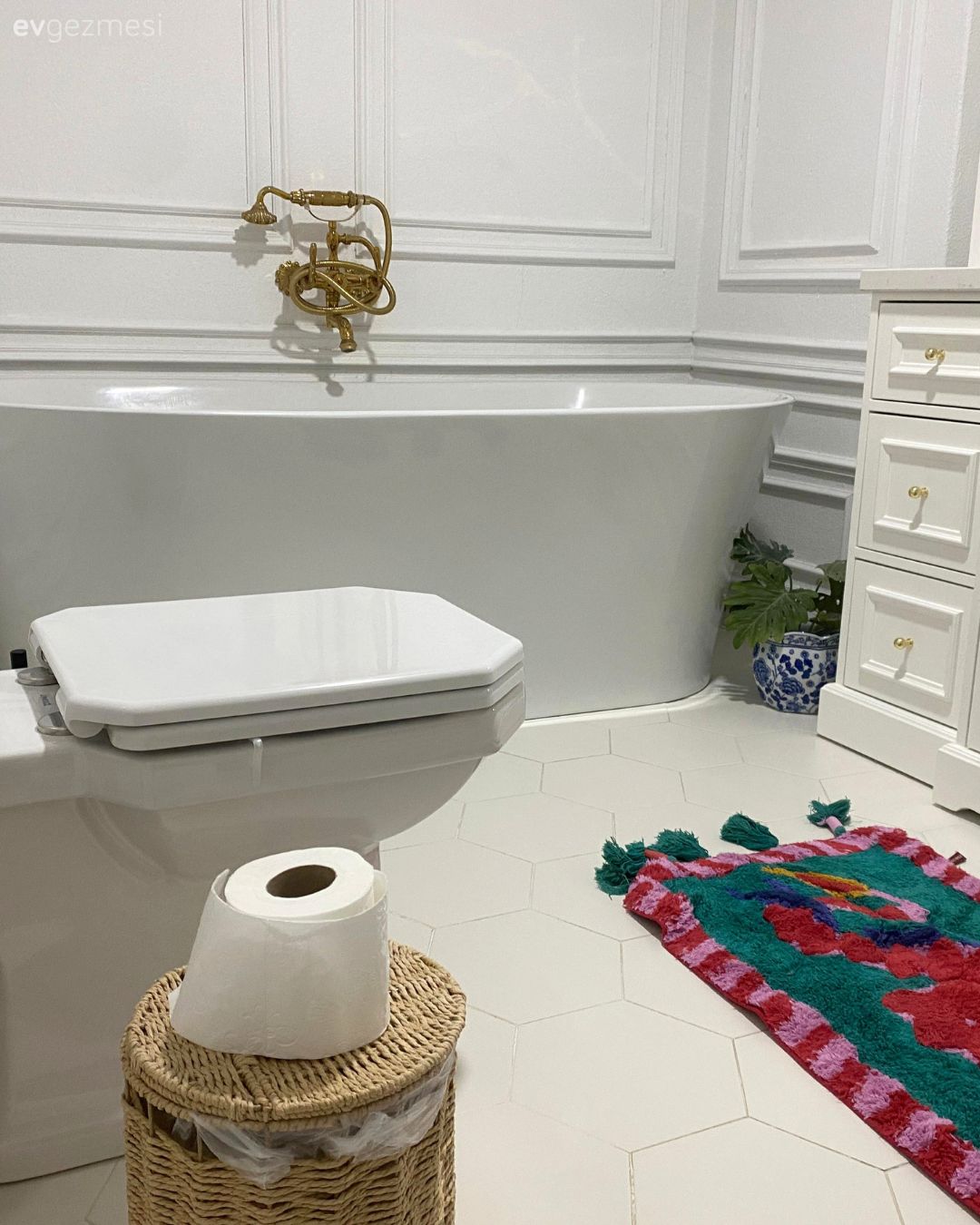 Banyo, Küvet, Beyaz, Bej, Kırmızı, Altın, Banyo bataryası, Duvar çıtalama, Banyo aksesuarları
