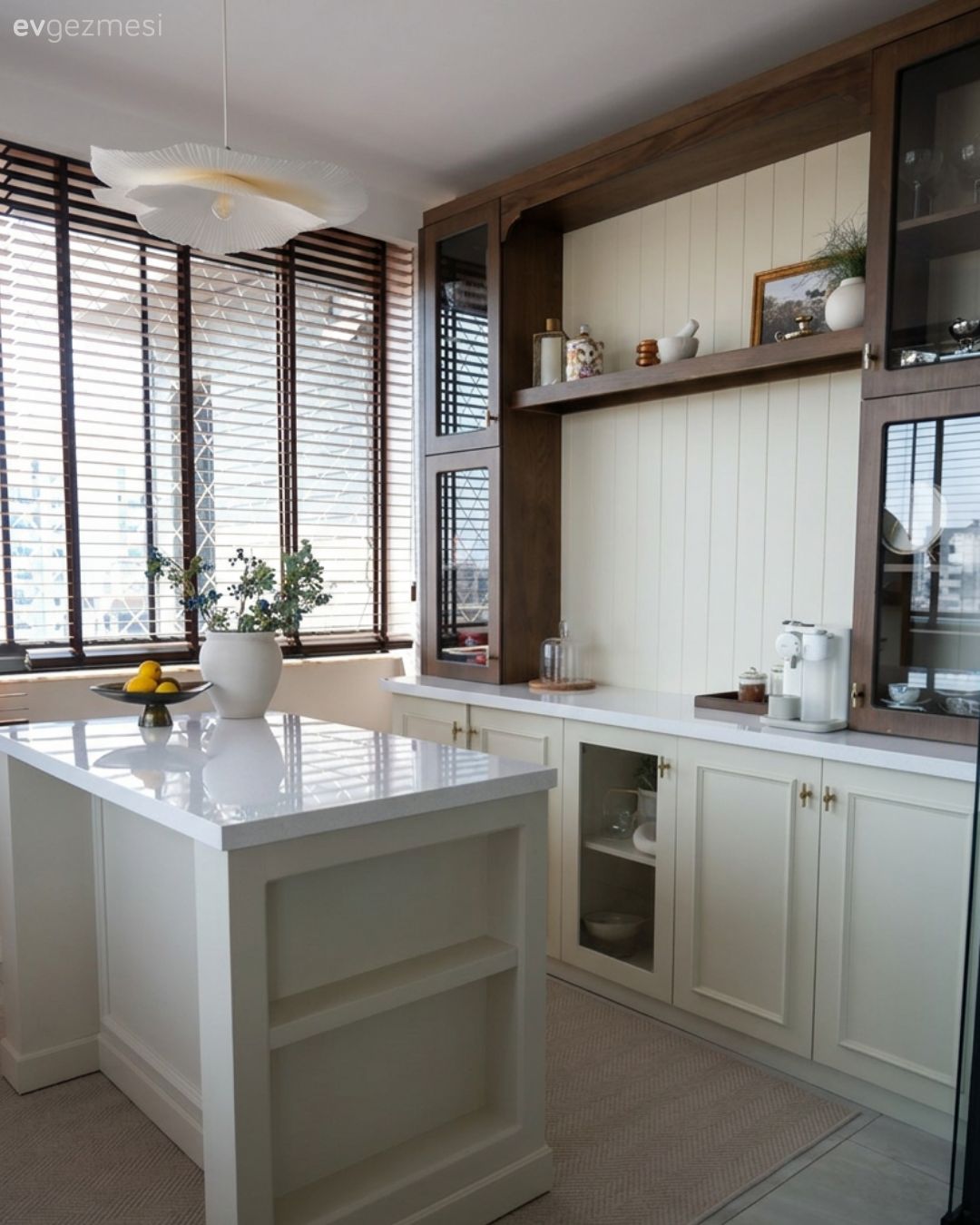 Mutfak, Modern, Bej, Beyaz, Kahverengi, Kahve köşesi, Shaker kapaklı dolaplar, Ada mutfak, Jaluzi, Cam kapaklı dolap, Dekoratif Objeler, Lambri, Mutfak Avize Modelleri