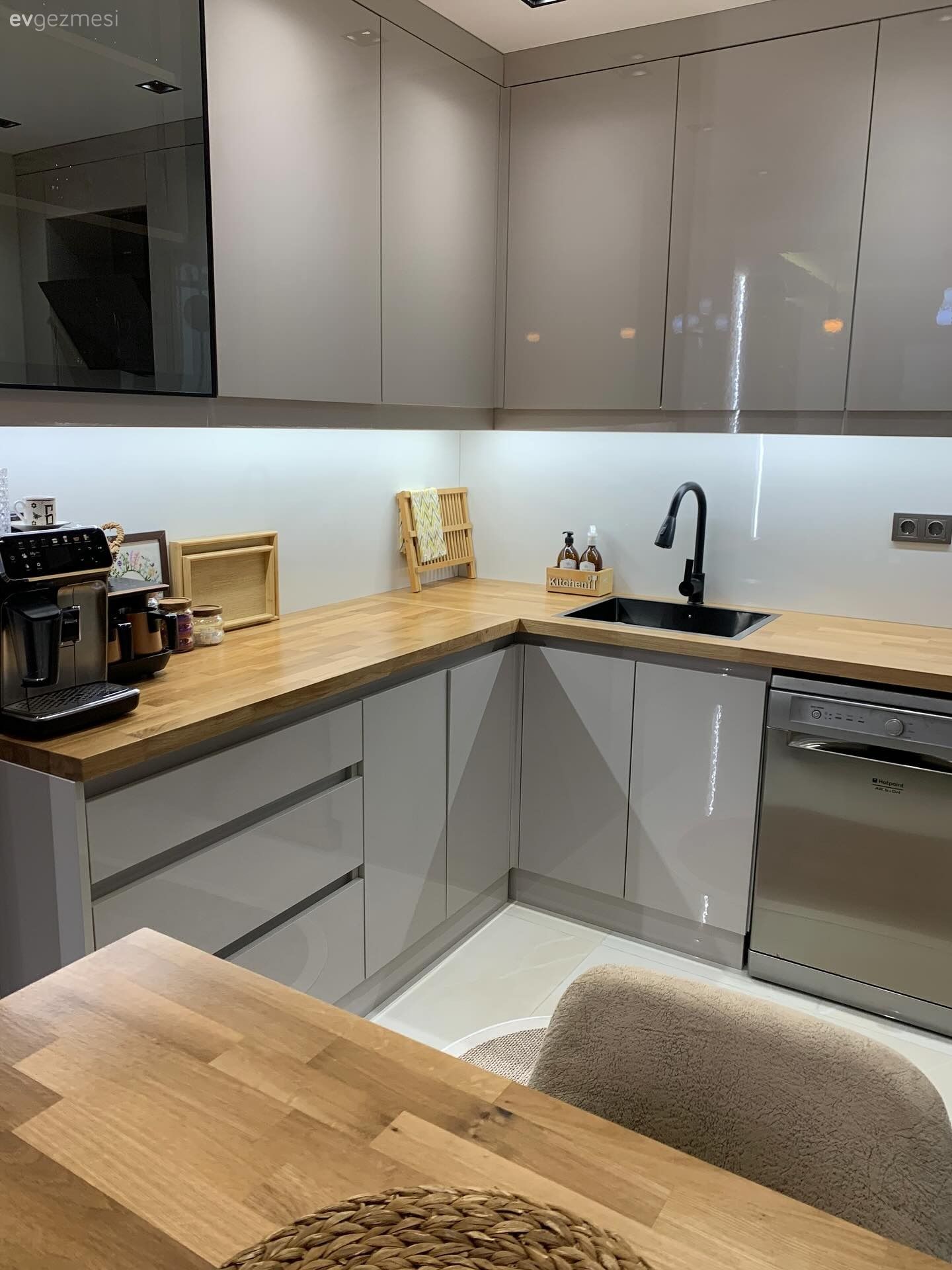 Açık konsept yaşam alanı, Beyaz, Gri, Modern, Ankastre, Mutfak, Mutfak tezgahı, Mutfak tezgah arası, Mutfak halısı, Ahşap mutfak tezgahı, Mutfak aksesuarları, Spot aydınlatma, Aydınlatma