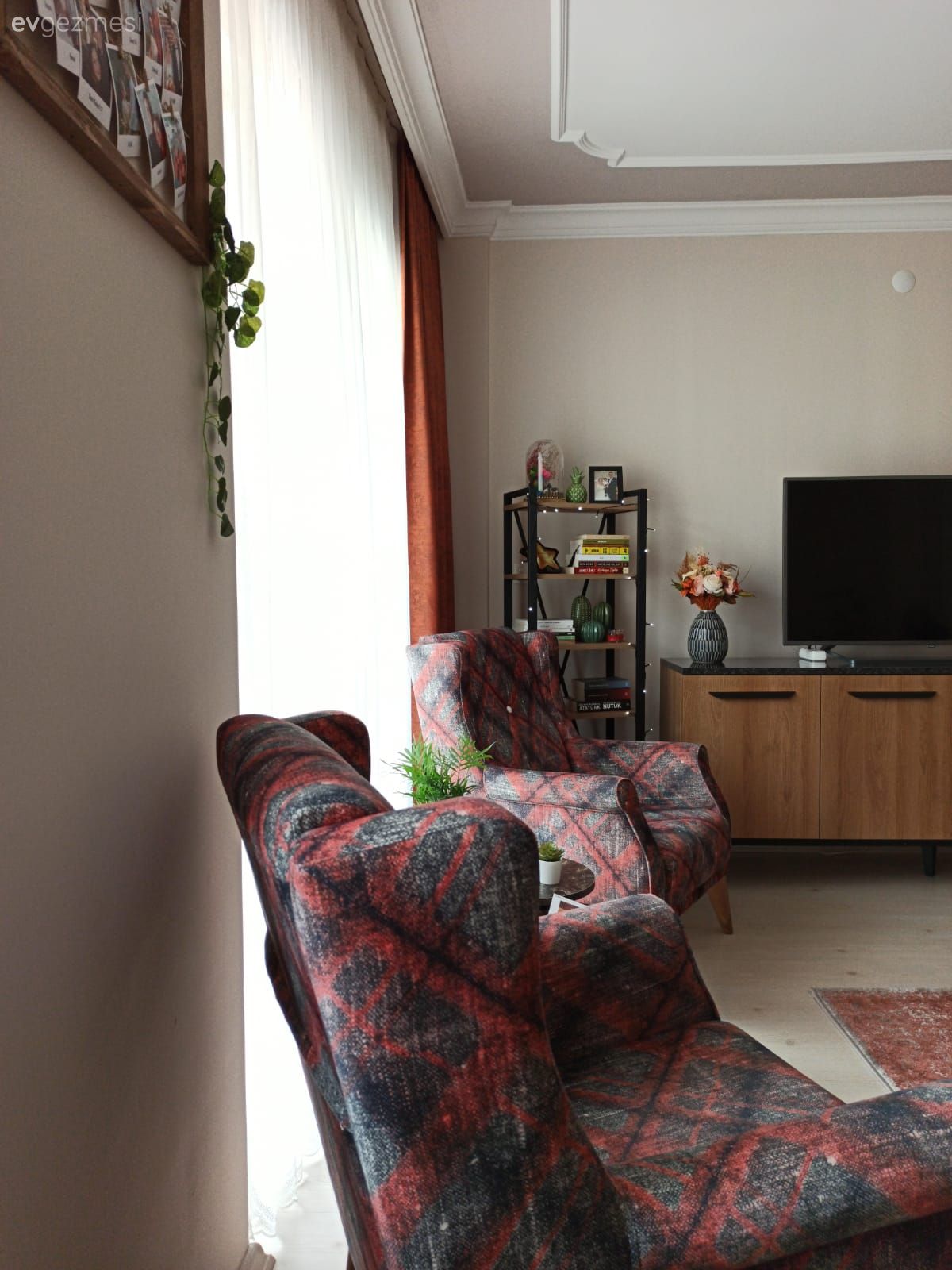 Gri, Pudra pembe, Berjer, Desenler, Kitaplık, Tv ünitesi, Halı, Salon halısı, Fon perde, Perde, Vazo, Ev Aksesuar, Turuncu