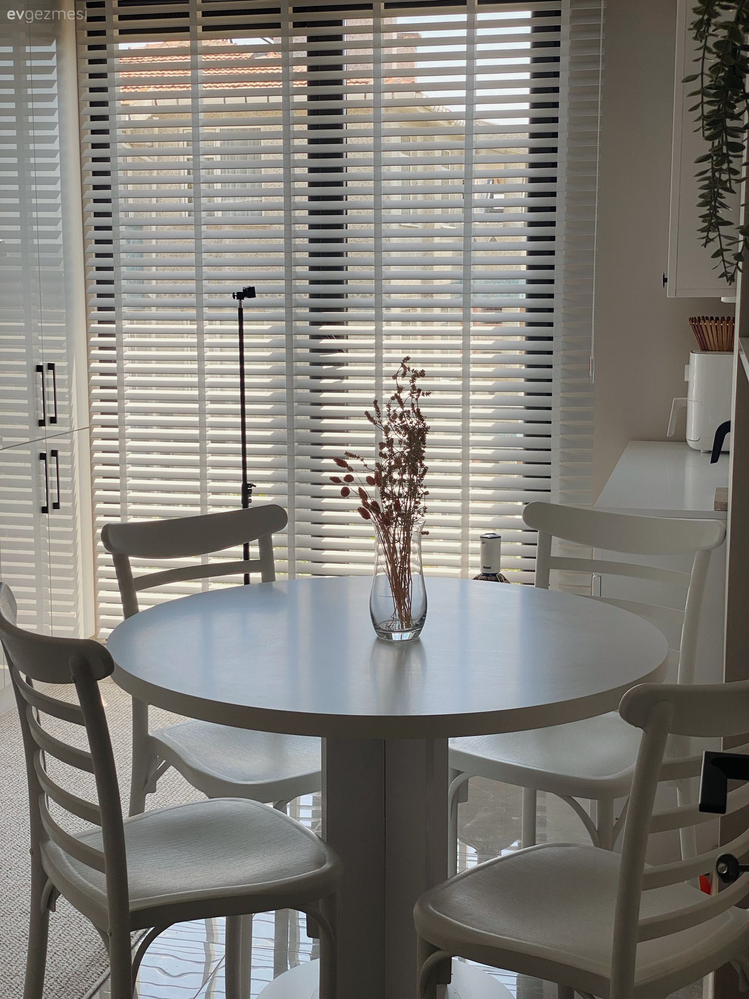 Beyaza Sırtını Dayayan Bu Mutfakta Samimiyet Kaynağı Yuvarlak Masa!