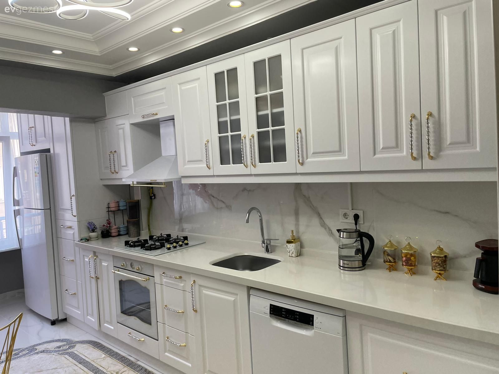 Mutfak, Beyaz mutfak, Shaker kapaklı dolaplar, Beyaz, Mutfak tezgahı, Mutfak tezgah arası, Tezgah arası doğal taş, Ankastre, Davlumbaz, Mutfak halısı, Spot aydınlatma, Aydınlatma