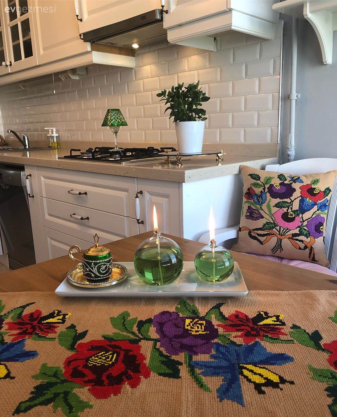 Ev Gezmesi: Renkleriyle İçinizi Isıtacak Bir İstanbul Evi