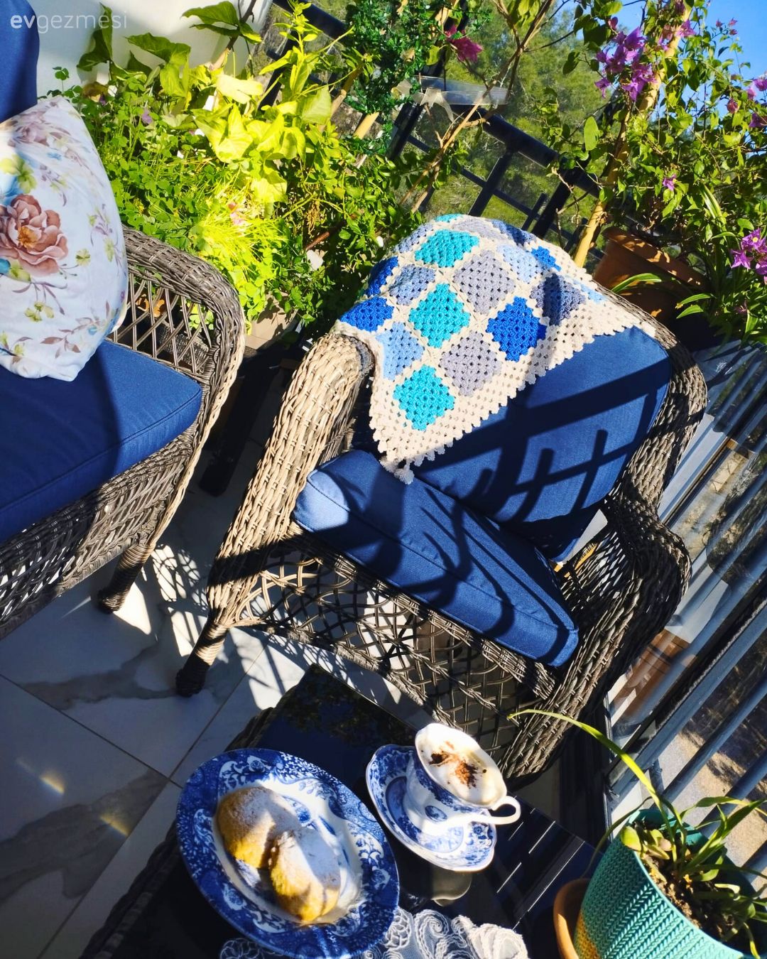 Balkon, Mavi, Lacivert, Kahverengi, Balkon oturma grubu, Kapalı balkon, Balkon çiçekleri, Balkon masası, Kırlent, Ev tekstili