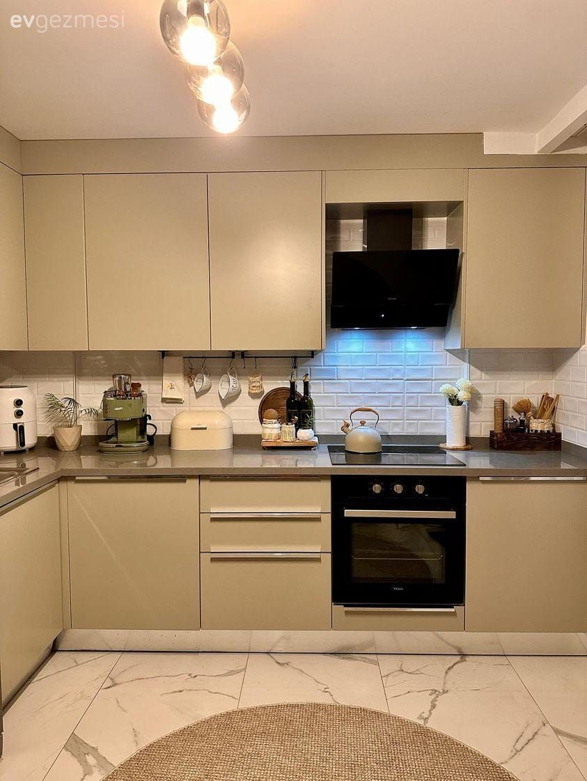 Mutfak, Modern, Modern mutfak, Capuccino mutfak, Krem, Siyah, Beyaz, Mutfak tezgahı, Mutfak tezgah arası, Tezgah arası seramik, Ankastre, Davlumbaz, Kulpsuz mutfak dolabı, Mutfak perdesi, Mutfak halısı, Mutfak Avize Modelleri