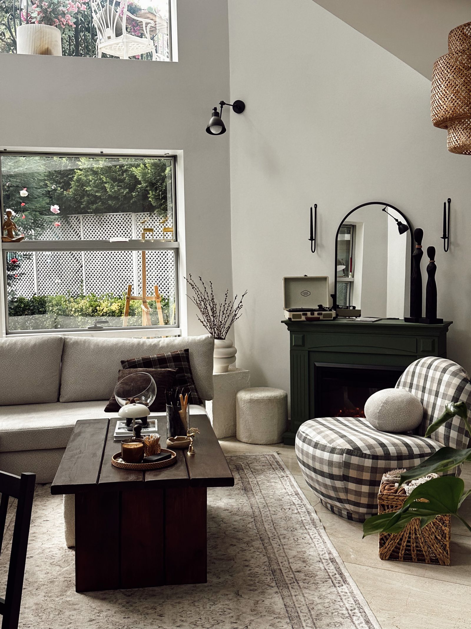 Yüksek Tavanlı Bu Evde Mutfakta Vitray Sürprizi Var