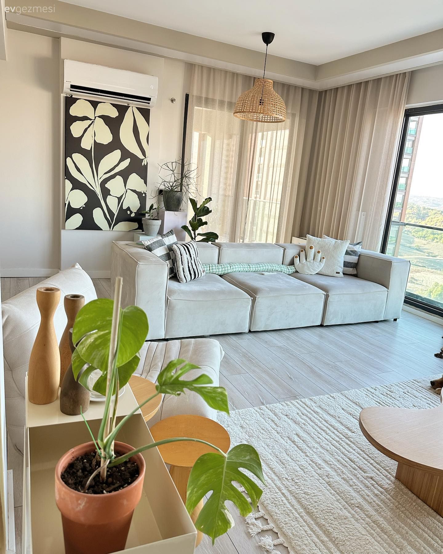 Salon, Bohem Dekorasyon, Koltuk takımı, Tablo, Duvar dekorasyonu, Beyaz, Berjer, Ev bitkisi, Saksı, Orta sehpa, Sehpa, Ahşap Mobilya, Tül perde, Perde, Fon perde, Yan sehpa, Halı, Salon halısı, Kırlent, Ev tekstili, Hasır avize