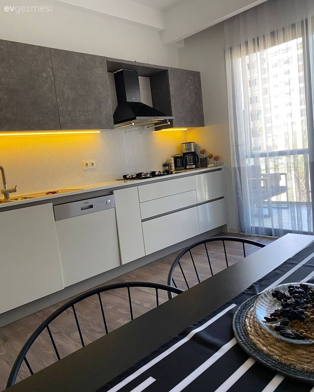 Mutfak, Beyaz, Siyah, Gri, Modern, Kulpsuz mutfak dolabı, Mutfak tezgahı, Mutfak tezgah arası, Davlumbaz, Ankastre, Tül perde, Perde, Mutfak perdesi, Sandalye, Mutfak masası