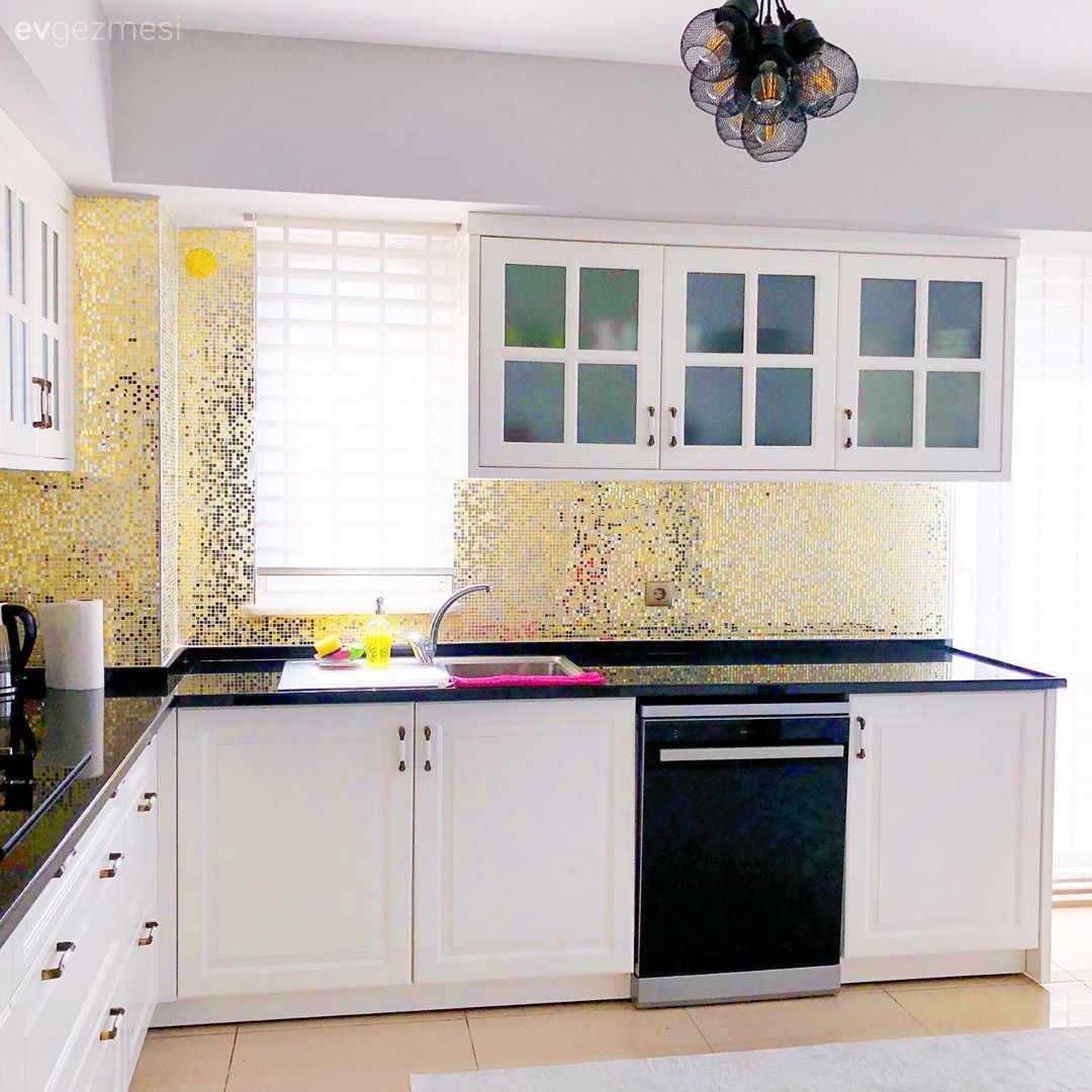 Bu Şık Mutfak, Tezgah Arasından Işıltı Saçıyor