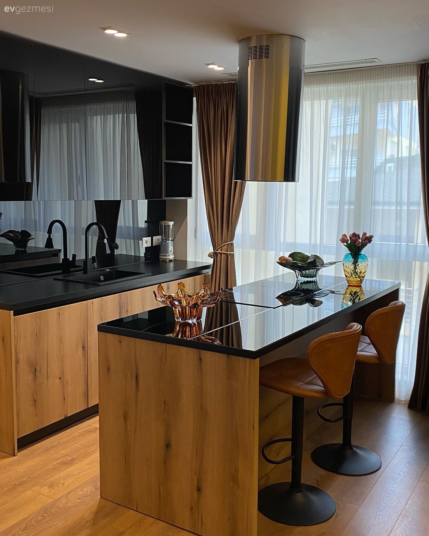 Siyah tezgah, Mutfak, Mutfak tezgahı, Rustik, Mutfak tezgah arası, Ahşap mutfak, Tezgah arası doğal taş, Ada mutfak, Bar masa & sandalyeleri, Fon perde, Perde, Parke, Davlumbaz, Siyah