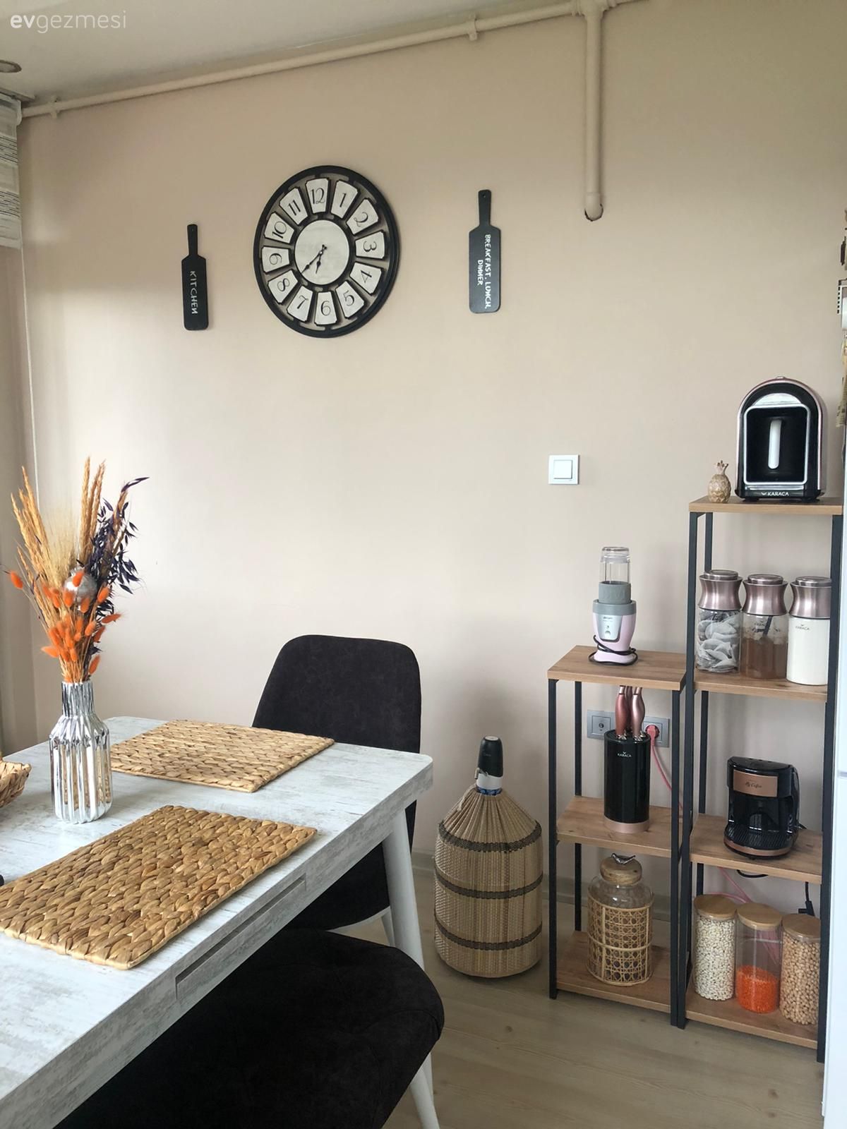 Mutfak masası, Beyaz, Siyah, Sandalye, Mutfak duvar dekorasyonu, Mutfak aksesuarları, Mutfak, Vazo, Ev Aksesuar, Hasır