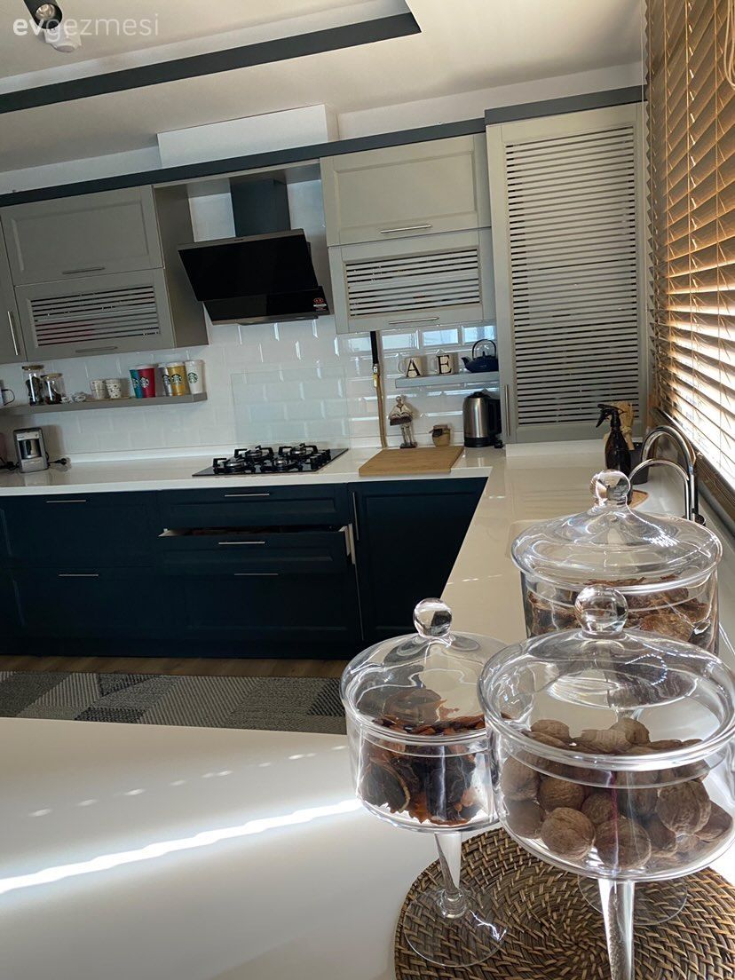 Mutfak, Modern, İskandinav, Gri mutfak, Antrasit  , Beyaz, Kahverengi, Mutfak yarım adası, Ahşap jaluzi, Jaluzi, Mutfak tezgahı, Mutfak tezgah arası, Tezgah arası doğal taş, Mutfak aksesuarları, Mutfak halısı, Davlumbaz, Spot aydınlatma, Aydınlatma, Mutfak Avize Modelleri