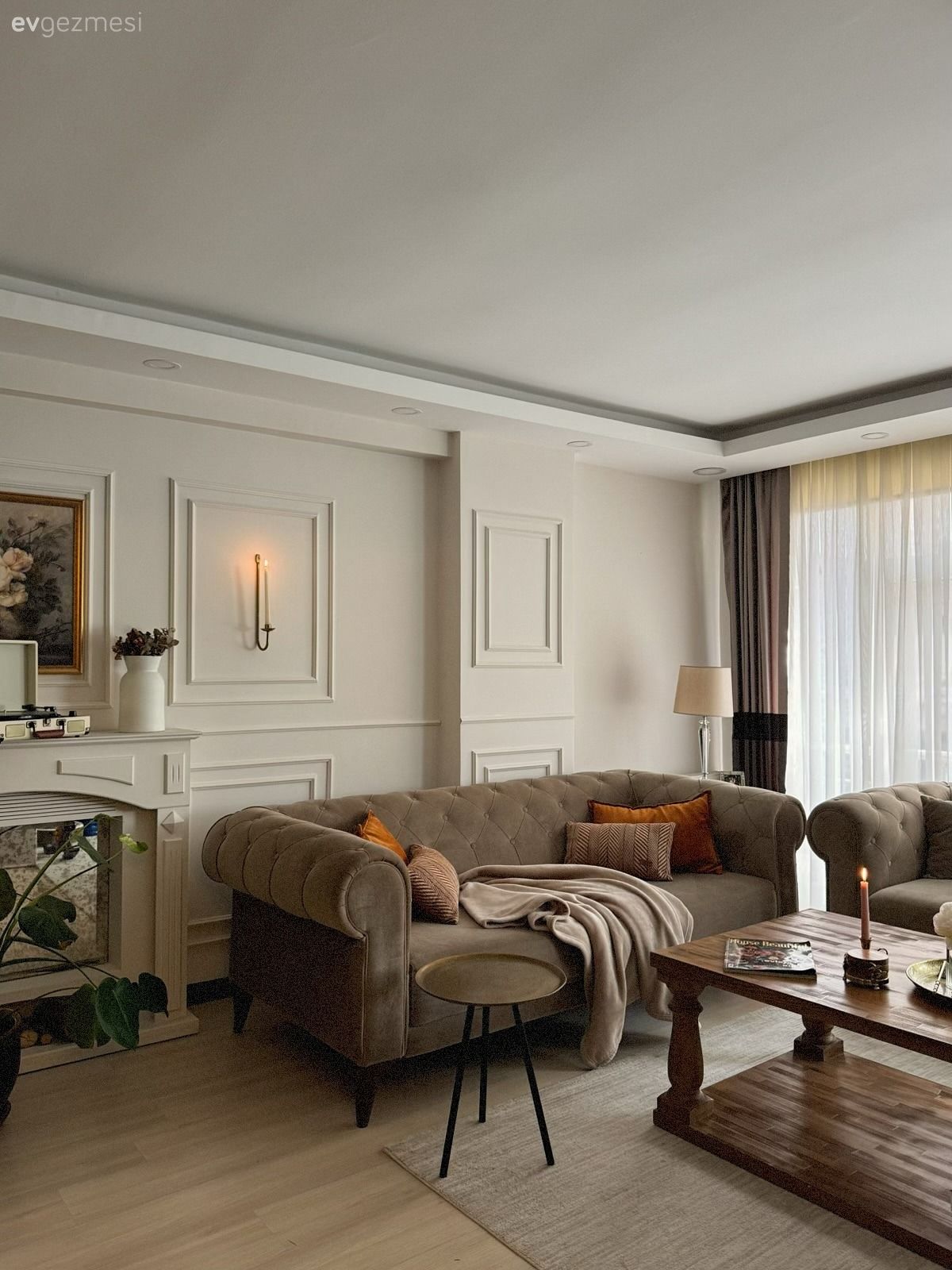 Salon, Modern, Krem, Bej, Vizon, Kahverengi, Ahşap Mobilya, Duvar çıtalama, Koltuk takımı, Şömine, Halı, Salon halısı, Tablo, Duvar dekorasyonu, Ev bitkisi, Parke, Kırlent, Ev tekstili, Fon perde, Perde, Tül perde, Kapitoneli koltuk