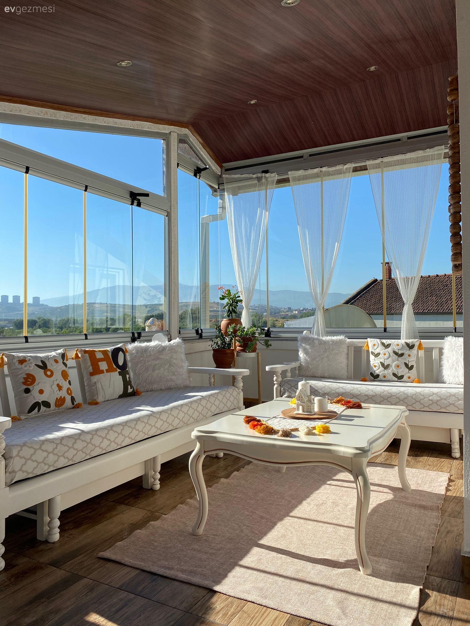 Balkon, Beyaz, Balkon masası, Balkon oturma grubu, Kapalı balkon, Balkon halısı, Kırlent, Ev tekstili