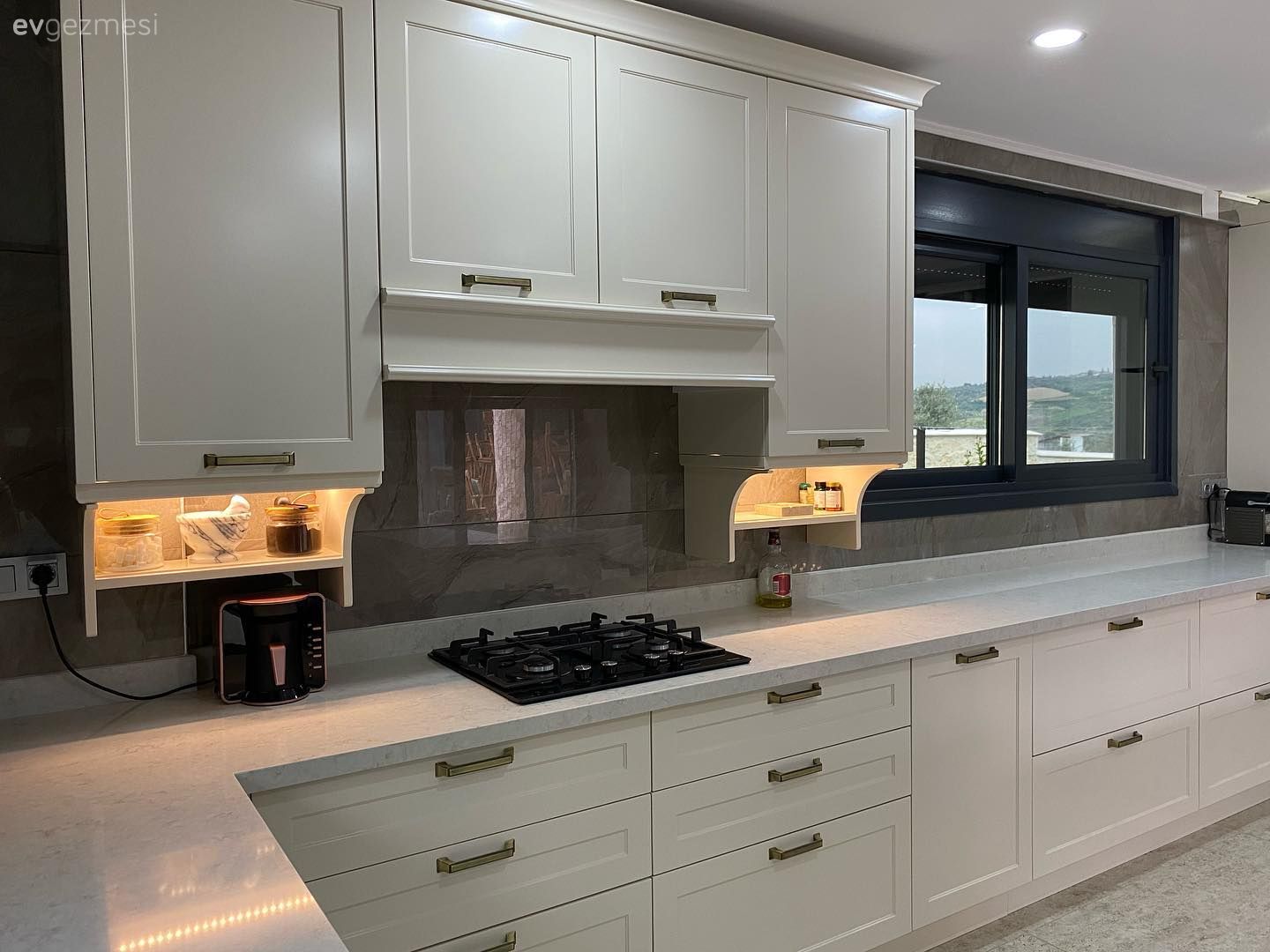 Bu Geniş Mutfakta Alanın Hakkını Verecek Tasarımlara Başvurulmuş!