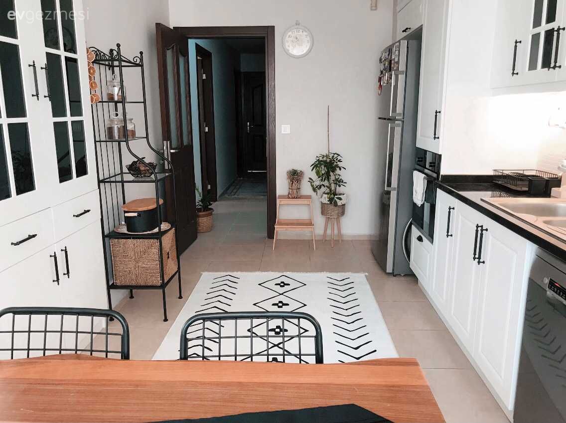 Mutfak, Beyaz, Siyah, Mutfak tezgahı, Siyah tezgah, Mutfak perdesi, Sandalye, Metal sandalye, Mutfak masası, Mutfak halısı, Mutfak rafı, Ankastre