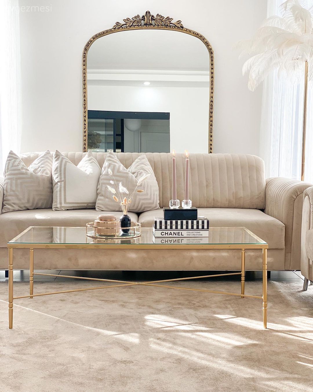 Salon, Modern, Krem, Bej, Beyaz, Altın, Koltuk takımı, Kırlent, Ev tekstili, Orta sehpa, Sehpa, Cam orta sehpa, Halı, Salon halısı, Boy aynası, Ayna