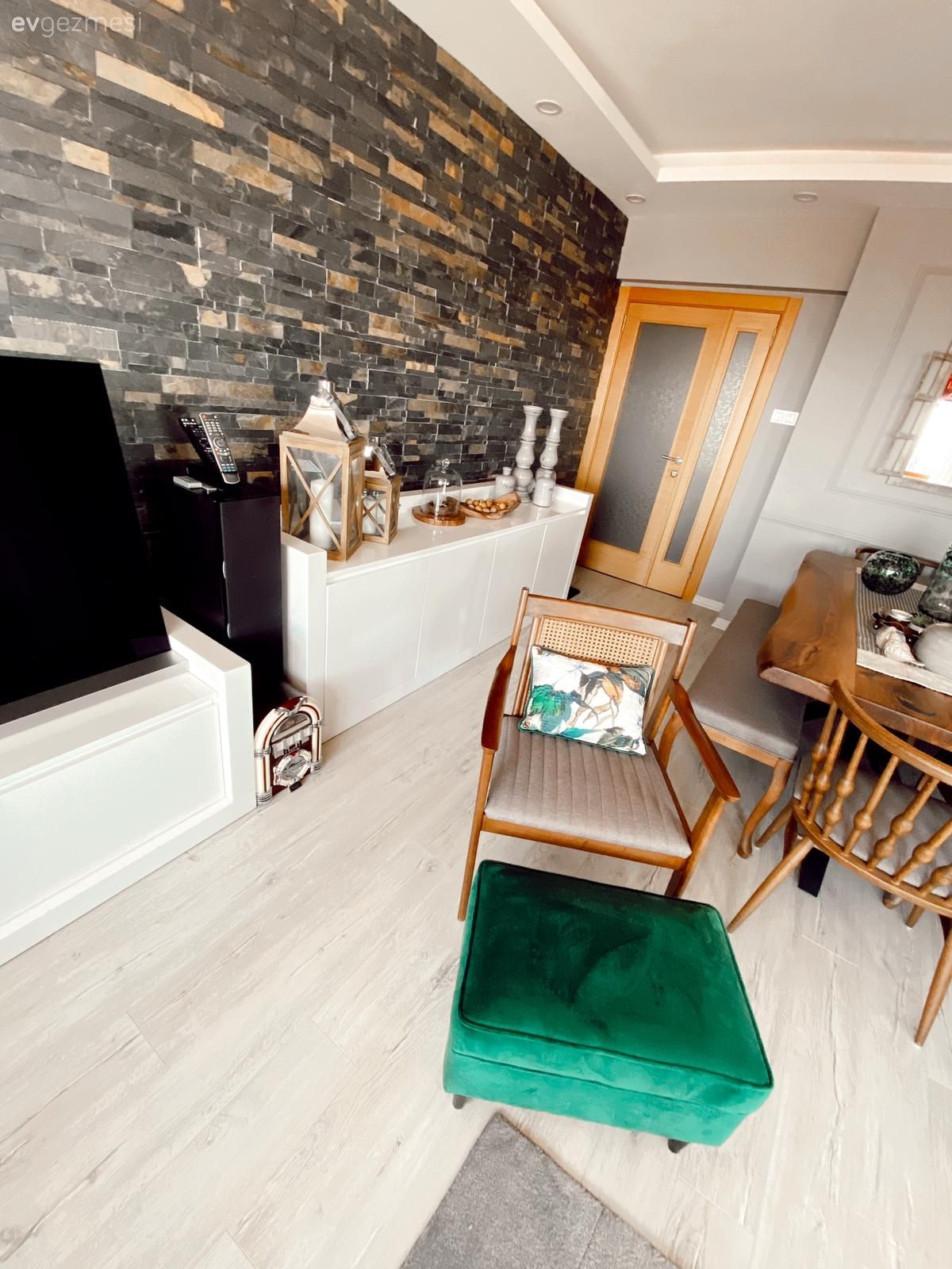 Tv ünitesi, Beyaz, Tv ünitesi aksesuarları, Ev Aksesuar, Kahverengi, Yeşil, Puf, Sandalye, Yemek masası