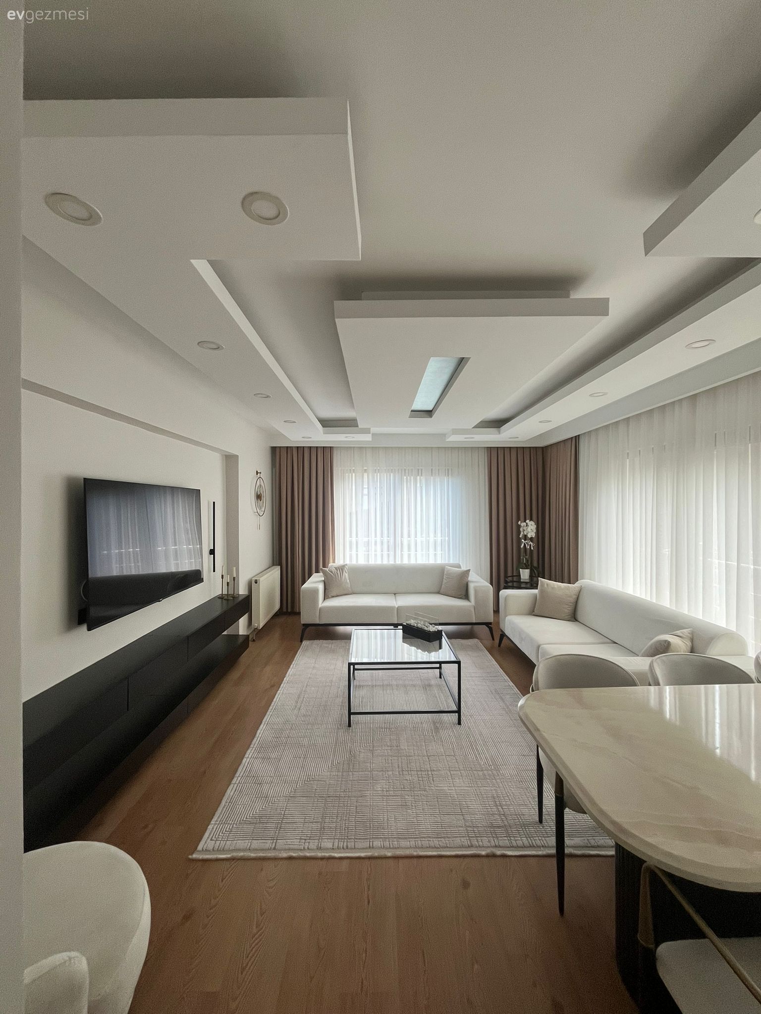 Bu Dikdörtgen Salon Modern Mobilyalarla Şekillenmiş